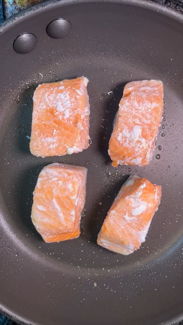 ขอแนะนำ ข้าวหม้อดินสุดพรีเมียม ที่รวมวัตถุดิบคุณภาพเยี่ยมไว้ในหนึ่งเดียว
ใช้ แซลมอนพันธุ์พรีเมียม “Aka-Fuji” ที่เลี้ยงด้วยน้ำพุจากภูเขาไฟฟูจิและใช้เวลาบ่มนานจนได้ขนาดใหญ่พิเศษ
เสิร์ฟพร้อม อิคุระจากฮอกไกโด แบบเต็มคำ

ข้าวร้อนๆ หอมกรุ่น ซึมซับรสชาติของปลาแซลมอนมันละมุน และอิคุระที่แตกสดฉ่ำในปาก—
ความอร่อยระดับพรีเมียมที่ Shakarich เท่านั้น

Introducing a truly luxurious clay pot rice.
Our premium Aka-Fuji Salmon, raised slowly with pristine spring water from Mt. Fuji until it reaches an impressive size,
is paired with rich Hokkaido salmon roe for an unforgettable flavor experience.

Fluffy rice infused with savory aromas, melt-in-your-mouth salmon, and the burst of fresh ikura—
a dish you can enjoy only at Shakarich.

炊き立ての香りが立ち上る至福の一品。
富士山の湧き水で、時間をかけて特大サイズまで育てられた高級ブランド・赤富士サーモンを贅沢に使用し、
さらに北海道産いくらをたっぷり合わせた土鍋ご飯が登場。

旨みが染み込んだふっくらご飯と、とろけるサーモンの脂、プチッと弾けるいくらのコントラスト。
Shakarichだからこそ味わえる“極上のひと口”をぜひ。

-*-*-*-*-*-*-*-*-*-*-*-*-*-*-
📝 For reservations and inquiries,
contact us on LINE!
＠shakarich
*-*-*-*-*-*-*-*-*-*-*-*-*-*-*-*-

🍴SHAKARICH
📍Shilom Surawong
🕚11:00-Late
📞02-086-7898
🚪15 Private Rooms
(From 2P up to 20P)
🅿️Charn Issara Tower 1
🚄4 min walk from BTS Sala Deang
📱097-053-9928(Japanese)

📍Thonglor Soi 14
🕚11:00-late
📞02-045-4032
📱097-053-9928(Japanese)
🚪12 Private Rooms

#赤富士サーモン #土鍋ご飯 #いくら #贅沢ごはん #ShakarichSurawong #バンコクグルメ #和食 #極上のひと口 #ごちそうごはん #和食好きな人と繋がりたい#ShakarichThonglor
#AkaFujiSalmon #ClayPotRice #SalmonRoe #LuxuryMeal #ShakarichSurawong #BangkokEats #JapaneseCuisine #GourmetRice #FoodieBangkok #DeliciousBites
#ปลาแซลมอนAkaFuji #ข้าวหม้อดิน #อิคุระ #มื้ออาหารสุดหรู #ร้านอาหารญี่ปุ่นบางกอก #อาหารญี่ปุ่น #ข้าวญี่ปุ่น #อร่อยมาก #ฟินทุกคำ