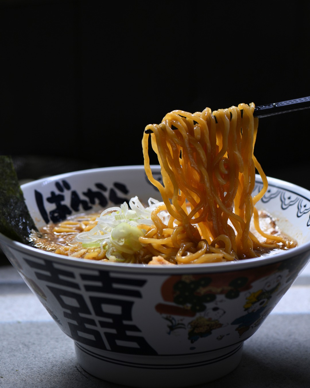 🍜 ซุปข้นถึงใจ สัมผัสความพิเศษแบบญี่ปุ่นแท้ที่ Bankara! ชามนี้คือความสมบูรณ์แบบที่เกิดจากการเคี่ยวน้ำซุปอย่างยาวนานจนได้ความเข้มข้นและรสชาติที่ซับซ้อน เส้นราเม็ง เหนียวนุ่มหนึบของเราถูกยกขึ้นมาพร้อมซุปเคลือบเส้นทุกอณู

✨ และสิ่งที่ขาดไม่ได้คือ...เครื่องปรุงเสริมความอร่อย! อย่าลืมเพิ่มความหอมและเผ็ดร้อนด้วย กระเทียมบดสดๆ ที่มีบริการในร้าน! การเติมกระเทียมลงในซุปเข้มข้น จะยกระดับรสชาติให้จัดจ้านและมีมิติยิ่งขึ้นไปอีกขั้น!

เตรียมตะเกียบของคุณให้พร้อม แล้วมาซดความอร่อยนี้ที่ Bankara Ramen!

#BankaraRamen
#RamenLovers
#JapaneseCuisine
#FlavorJourney
#TokyoVibes
#AuthenticTaste
#RamenBowl
#GarlicLovers
#UmamiExplosion
#NoodleHeaven
#SavorySoup
#FoodieLife
#GourmetRamen
#SimmeredPerfection
#TasteTheTradition
#CulinaryDelight
#ChopsticksReady
#ComfortFood
#BrothPerfection
#RamenExperience
#FlavorsOfJapan
#DiningOut
#JapaneseTradition
#FoodAdventure
#NoodleSoup
#TasteBudTantalizer
#RamenCraze