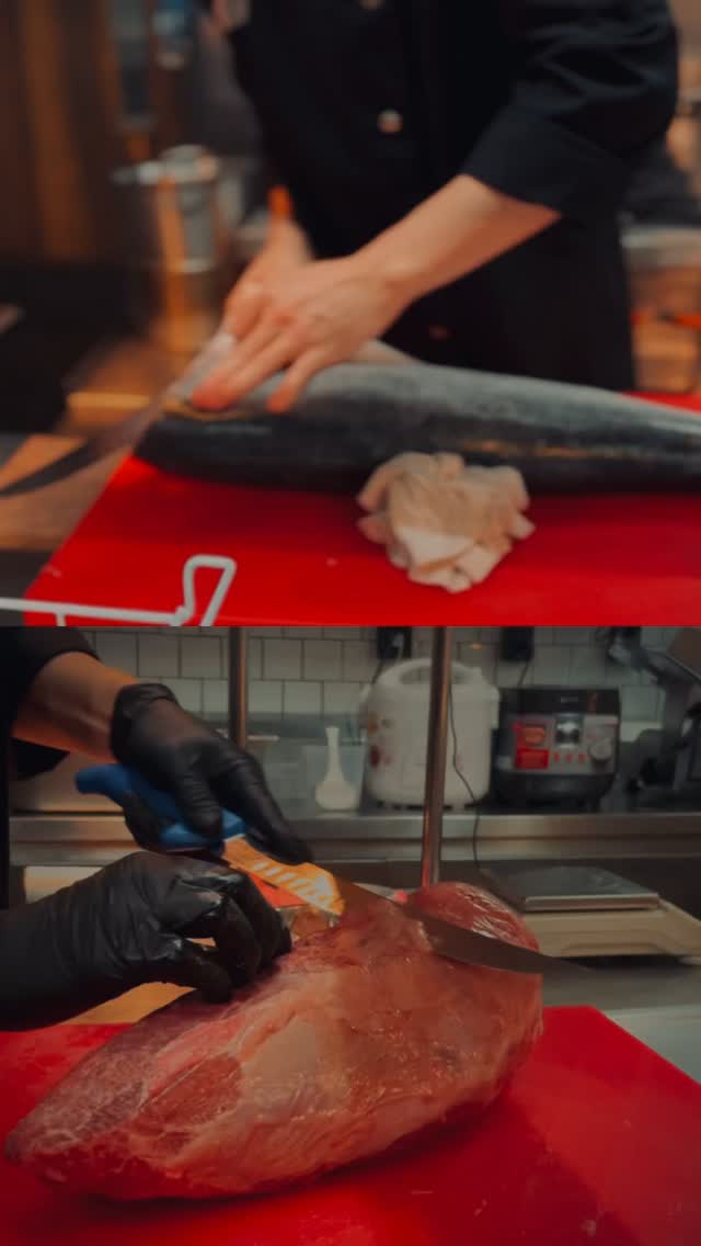 Enjoy a fusion of Japan's finest Wagyu beef and fish in the heart of Thonglor. From Wagyu sushi to steak and our original seafood bowls, we offer fresh, innovative dishes, all of which are perfect for enjoying the latest in Japanese cuisine.

อิ่มอร่อยกับเนื้อวากิวและปลาชั้นเลิศจากญี่ปุ่น ณ ใจกลางทองหล่อ ตั้งแต่ซูชิวากิว สเต็ก ไปจนถึงซีฟู้ดโบวล์สูตรต้นตำรับ เรานำเสนอเมนูสดใหม่และสร้างสรรค์ ทั้งหมดนี้เหมาะสำหรับการลิ้มลองอาหารญี่ปุ่นแบบใหม่ล่าสุด

トンローの真ん中で日本の最高の和牛と魚のフージョン料理はいかがですか？
和牛寿司からステーキ、オリジナルの海鮮丼は
全て新鮮で新しいものばかり、当店で最新の日本食を楽しんでください。