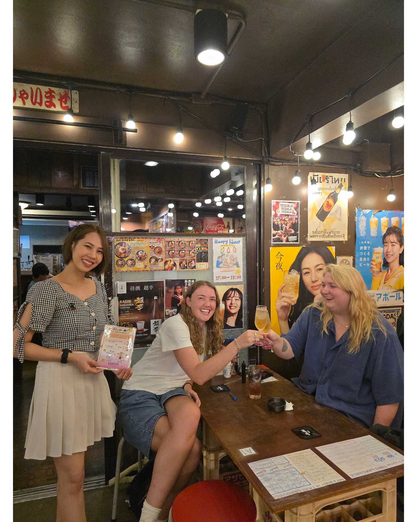 ขอขอบคุณที่ให้ความไว้วางใจและสนับสนุนเราเสมอมา! ขอขอบคุณเป็นอย่างยิ่งที่มาเยือนร้านของเราในช่วงสุดสัปดาห์ ทางร้านอิซากายะของเรามีกิจกรรมมากมายให้ร่วมสนุกทุกสุดสัปดาห์ ขอเชิญทุกท่านแวะเข้ามาร่วมสนุกด้วยกันนะคะ โดยเฉพาะอย่างยิ่งในช่วง Happy Hour ตั้งแต่เวลา 17.00 - 19.00 น. ของทุกวัน เรามีข้อเสนอสุดพิเศษ Buy1Get2 ให้คุณได้เพลิดเพลิน อย่าพลาดโอกาสสุดพิเศษนี้เด็ดขาด! นอกจากนี้ โซนที่นั่งนอกร้านของเรายังอนุญาตให้นำสัตว์เลี้ยงสุนัขเข้ามาได้อีกด้วย คุณจึงสามารถใช้ช่วงเวลาแห่งการผ่อนคลายไปพร้อมกับสุนัขตัวโปรดของคุณได้อย่างสบายใจ ขอให้คุณได้ใช้เวลาสุดแสนวิเศษในบรรยากาศที่แสนสบาย พร้อมอิ่มอร่อยกับอาหารและเครื่องดื่มของเรา พวกเราทีมงานทุกคนเฝ้ารอที่จะต้อนรับทุกท่านเสมอค่ะ!

##thongloryokocho  #thonglor #japaneseizakaya  #トン横 #トンロー横丁 #bangkoknightlife #居酒屋 #小酒館  #이자카야 #이자카야맛집