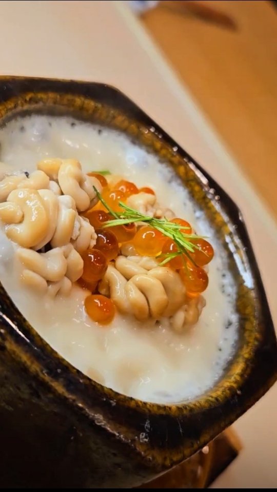 【Sushi that bows to the past, yet winks at the present】
▷▶︎▷LINE→@sushimisakinobu▶▷

今回は来月からの新メニューをご紹介!!

【鱈の白子のリゾット】
でございます！

定番のリゾットシリーズ!!
特製のクリームソースにシャリを合わせ
旬の白子を贅沢に乗せております!!

クリーミーで濃厚な日本式のリゾット!!
当店でしか味わえない逸品でございます!!

是非日本の冬の最高の食材を
ご堪能くださいませ！！

Location: 
50 GMM Grammy PLACE, Sukhumvit 21 Rd. (Asoke), Khlongtoeinuea,Wattana, Bangkok 10110, Thailand

Sushi Misaki Nobu (GMM grammy place BF1)
chef 【NOBU】

Reservation: 
Sushi Misaki Nobu/062-495-2386

Dine-in time: 
12:00-lunch time open
17:00-dinner time open
※anytime customer choose reservation time
close 22:00
close every Monday

menu:
1.standard course 4000THB
2.special course 6000THB
3.Premium course 8000THB

#sushimisaki
#sushimisakinobu
#鮨みさき
#鮨みさき伸
#バンコク
#おまかせ
#Bangkok
#omakase
#sushi
#鮨
#寿司
#タイ
#Thailand
#デート
#接待