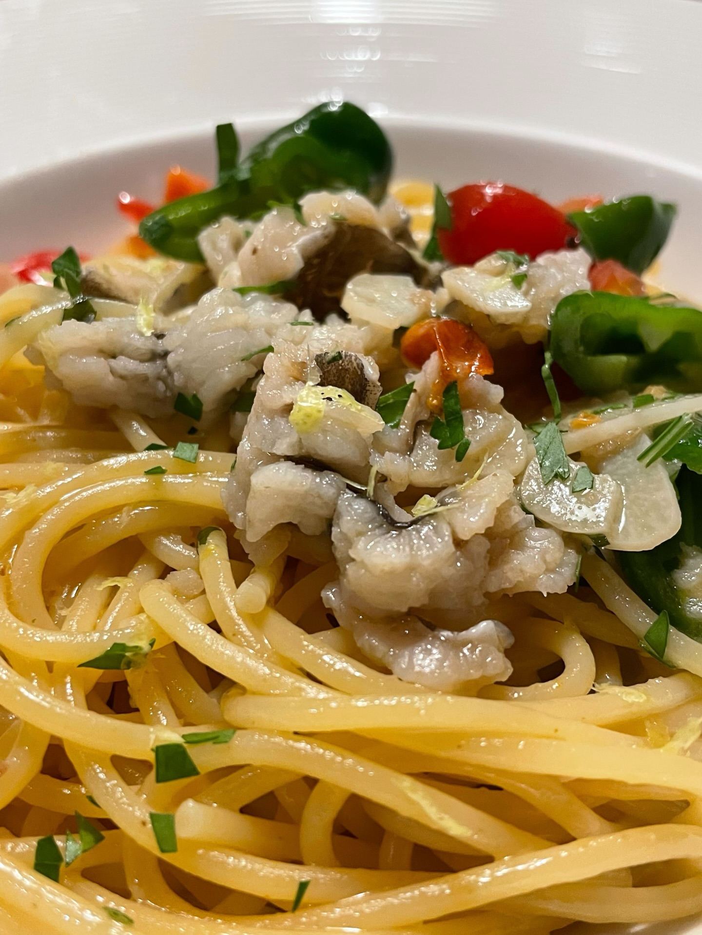 ☺️🍝special this week: Spaghetti Peperoncino with “Hamo” Conger Eel and Shishito Pepper 🫑 ✨
ハモとシシトウのスパゲティペペロンチーノ #kenjislab