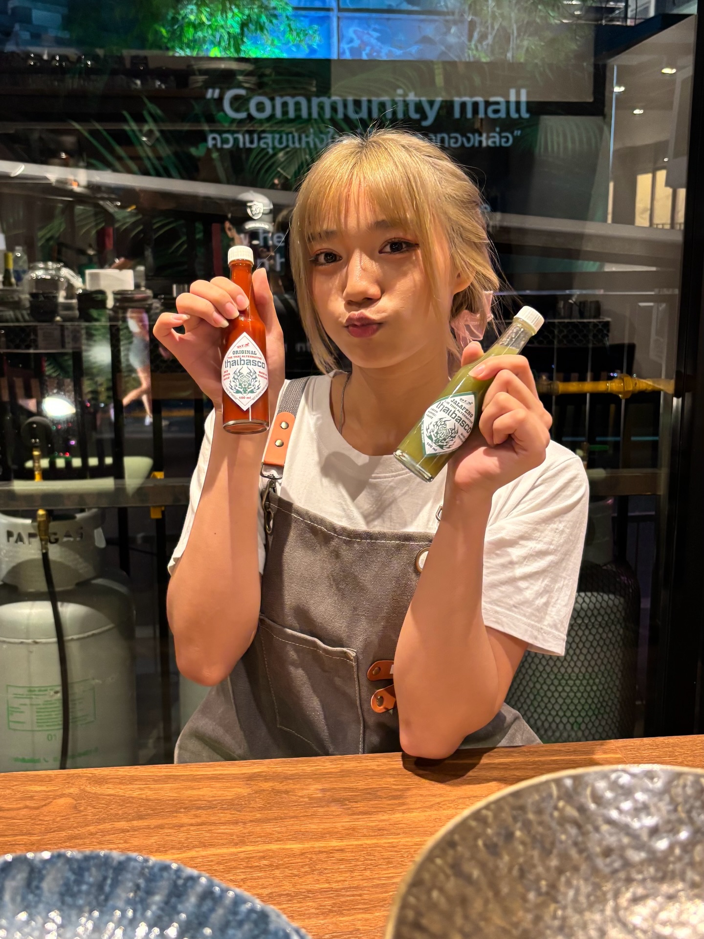 #Thaibasko
→ThaiBasco is a Thai-style hot sauce made from local chilies.Tangy, flavorful, and not too spicy — perfect for adding a fresh kick to any dish.

ルンバでは 全テーブルに「タイバスコ」ご用意しました🌶️

タイバスコとは？
タイ産の唐辛子を使った、タイ🇹🇭スタイルのホットソース
酸味と旨味のバランス良し 辛さ控えめ!! 料理の風味を邪魔せず、キレのある酸味で味にアクセントを加えてくれます!!

スープパスタ、ピザ、アヒージョとの相性は抜群🔥
サッとかけるだけで、新しい味わいに！！
ぜひ味変を楽しんでください♪( ´θ｀)ノ

ที่ร้าน Rumba เราวาง “ThaiBasco” ไว้ทุกโต๊ะแล้วครับ!

ThaiBasco คืออะไร?
ซอสพริกสไตล์ไทย ใช้พริกจากไทย รสเปรี้ยว-เผ็ดเบาๆ
ให้กลิ่นหอมและรสเปรี้ยวที่สดชื่น เพิ่มมิติของรสชาติ
ไม่กลบรสอาหาร แต่ทำให้อร่อยขึ้นครับ

เข้ากันสุดๆ กับ ซุปพาสต้า พิซซ่า และอาลีโยะ 🔥
หยดนิดเดียวก็ได้รสใหม่ทันทีครับ!

#トンロールンバ #トンロー #スープパスタ #🇹🇭