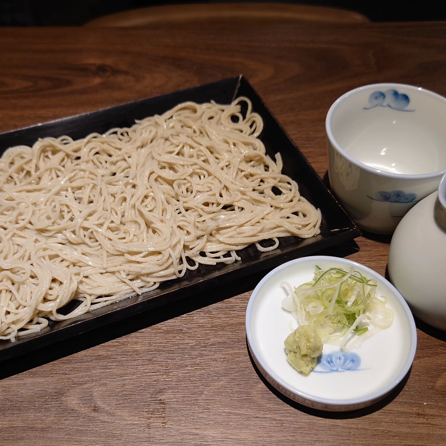 Merrrrrrrrrrrrrryyyyyyyyy  Christmas!
だから(？)お蕎麦を食べよう？、KaneHisaです

もうあと1週間ですのー
良い子の皆んなは年越し蕎麦の段取りつけたかな?
まだの人…いらっしゃ〜い
大晦日これない人…先に食べるのも良いと思う
KaneHisaは年内休まず元気に(中の人は生ける屍として)営業中
30日までは17時〜23時半ラストオーダーで、
31日大晦日は11:30~23:30中休みなく営業
もちろん年越し蕎麦のお持ち帰りも受付中
ご予約はお早めに

#kanehisa 
#手打ち蕎麦 
#bangkok 
#โซบะ 
#年越し蕎麦 

注目は年越し蕎麦を打ちまくるというデスマーチをくぐり抜け、どんだけフラフラになりながらもマーチし続ける目に何も力が入っていない中の人が皆様をどんな表情でお迎えするか…