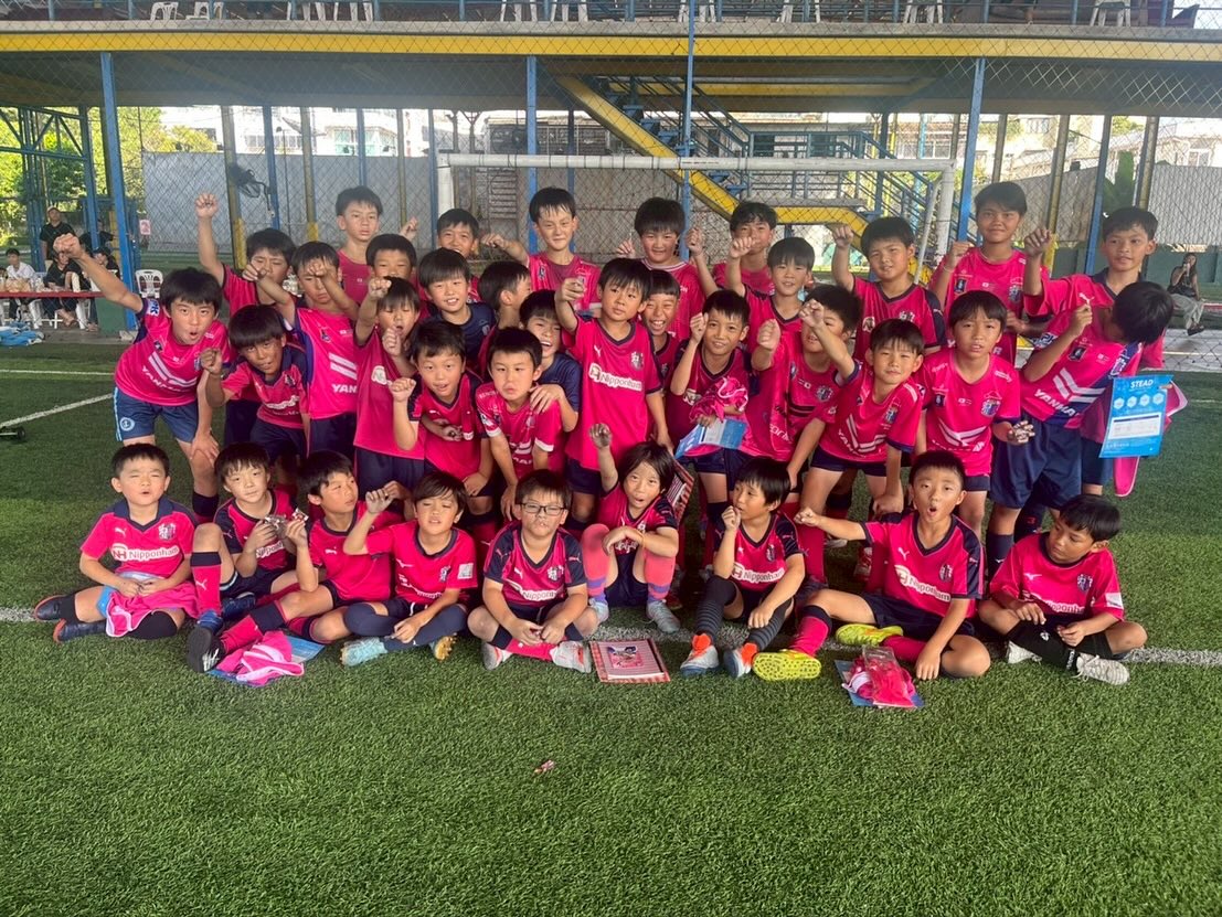 【3vs3 Game clinic】
3つのカテゴリーに分けて、試合をたくさん行いました。
狭いエリアで3人で工夫してゴールを狙う中で、一人一人がボールを触る時間も多く、楽しそうにプレーしてました。

各カテゴリーで最多勝利チーム、MVP及び努力賞の個人賞がありプレゼントに皆大注目でした
たくさんの笑顔に溢れ最高の時間でした🌸⁡
⁡⁡
⁡⁡
⁡#セレッソ大阪 #セレッソ大阪バンコク校 #サッカー #タイ #バンコク #バンコク在住 #バンコク生活 #バンコク子育て #サッカースクール #初心者大歓迎 #海外サッカー #タイ駐在 #タイ生活 #thailand #bangkok #cerezo #cerezoosaka #followｍe #football #止める蹴る