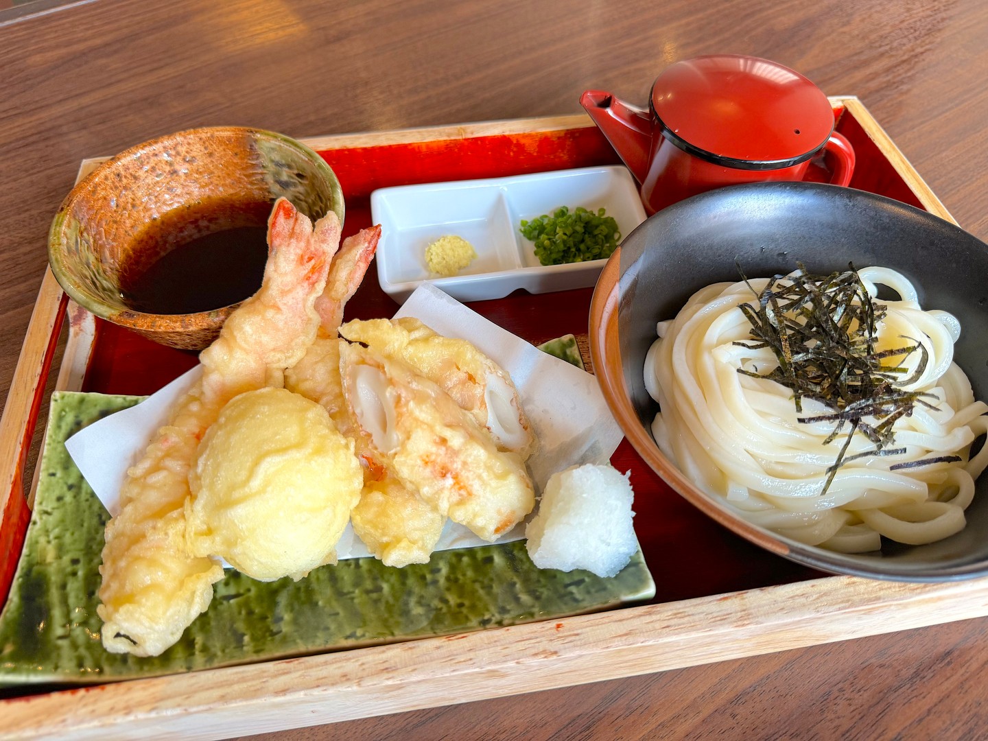 เมนูชุดเทมปุระคู่กับเส้นอุด้ง ในชุดจะมีเทมปุระกุ้งที่กรอบอร่อย, ชิกุวะที่สดใหม่, ไข่ลวกเทมปุระที่ละลายในปาก และเส้นอุด้งเย็นที่เต็มไปด้วยความหอมอ่อนๆ ให้นุ่มลิ้นในทุกคำที่ท่านได้รับประทาน แต่ละจานย่อมถูกเตรียมด้วยความประณีตตั้งใจ เพื่อให้ทุกมื้อเป็นมื้อพิเศษสำหรับคุณ 

天ぷらセットメニューと一緒にうどんをどうぞ。セットには、サクサクで美味しいエビ天ぷら、新鮮なちくわ、とろける半熟卵の天ぷら、そしてほのかな香りが広がる冷たいうどんが付いています。一口ごとにうどんの柔らかさが感じられます。各料理はすべて丁寧に真心を込めて作られており、あなたのために特別な食事となるように仕上げられています。

#Chofu 
#โชฟุศรีราชา
#ร้านอาหารญี่ปุ่น
#เจพาร์คศรีราชา