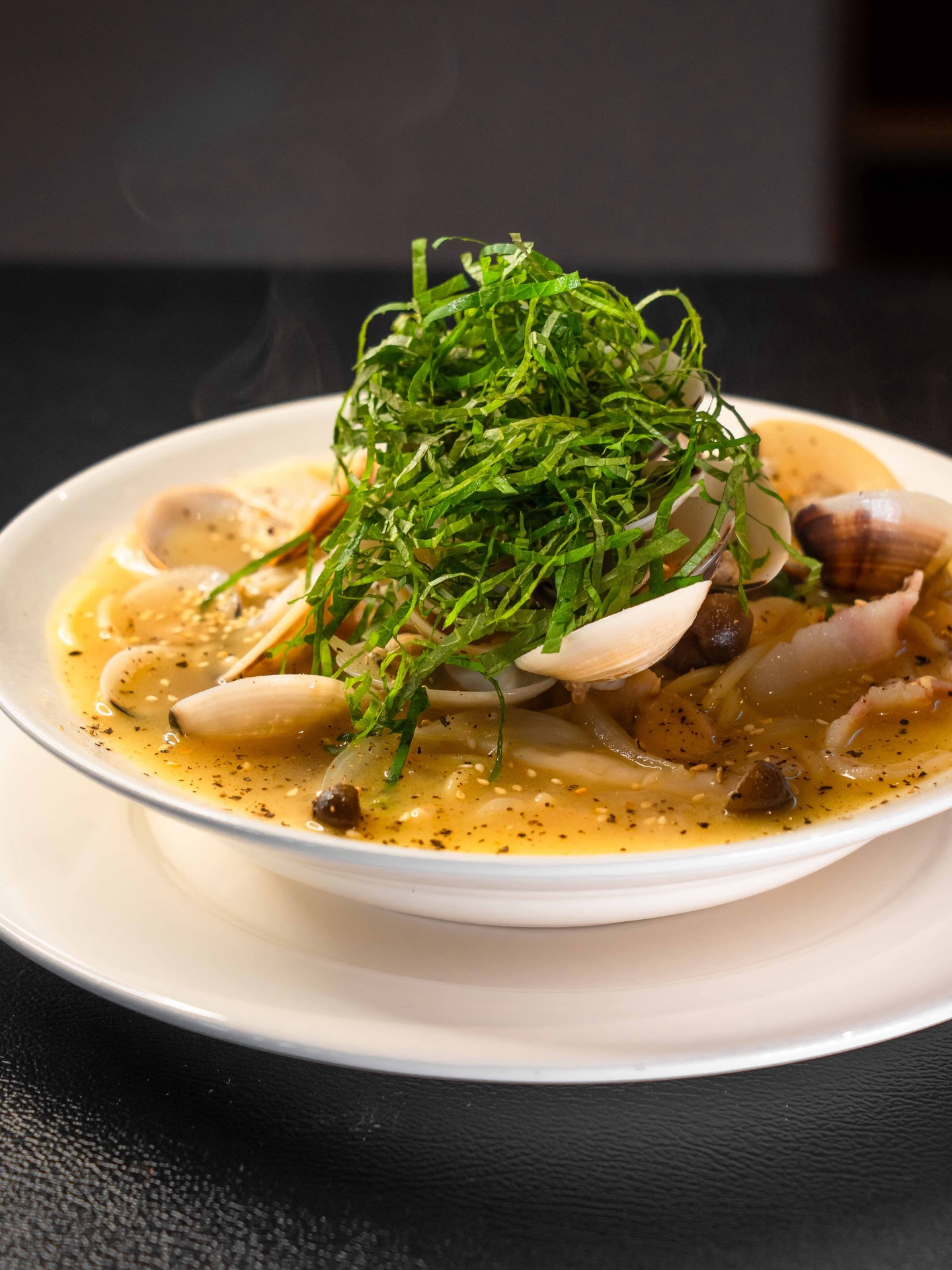 🆕 
✨ยินดีต้อนรับสู่ Thonglor Rumba ครับ✨

🍝 มื้อกลางวัน (11:30–15:00 / L.O. 14:30)
เราคือร้าน ซุปพาสต้าเฉพาะทาง ที่มีแห่งเดียวในประเทศไทยครับ!
เส้นพาสต้ากับซุปสไตล์ญี่ปุ่น รสชาติกลมกล่อมไม่เหมือนที่ไหน ต้องลองครับ!

🍽️ มื้อเย็น (17:30–22:00 / L.O. 21:30)
บรรยากาศแบบ บาร์อิซากายะสไตล์ญี่ปุ่น
มีเมนูจานเล็ก อาฮีโย พิซซ่า และคราฟต์เบียร์ให้เลือกมากมายครับ
เหมาะสำหรับนั่งชิลกับเพื่อน หรือดินเนอร์สบายๆ ครับ

📍 วันหยุด : วันจันทร์
🚗 ที่จอดรถ : มีที่จอดรถแบบเสียเงินชื่อ Easy Parking อยู่ใกล้ๆ ครับ

ตอนนี้มีลูกค้าชาวญี่ปุ่นมาเยอะครับ
แต่พวกเราอยากให้ลูกค้าชาวไทยได้มาลองชิมและรู้จักร้านเรามากขึ้น!
ขอฝากร้าน Thonglor Rumba ไว้ด้วยนะครับ 🙏✨

#thonglor13 #SoupPasta #スープパスタ #トンローグルメ