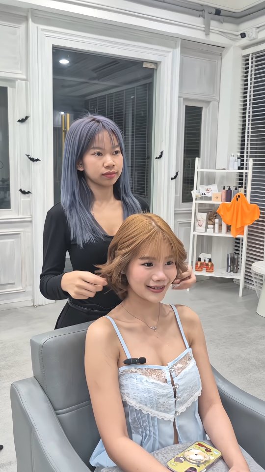 มาเปลี่ยนลุคที่ Cuu’s Hair กันเยอะๆนะคะ😊

💬 Book Via Line or Dm

#bangkok#thonglor#bangkokhairsalon#ผม#เกาหลี#ญี่ปุ่น#ม้วนผม#ร้านเสริมสวย#ดัดผม#เสริมสวย#ทรงผม#สไตล์เกาหลี#สไตล์ญี่ปุ่น#hairesthetic#organic #バンコク美容師  #fypシ❤️💞❤️