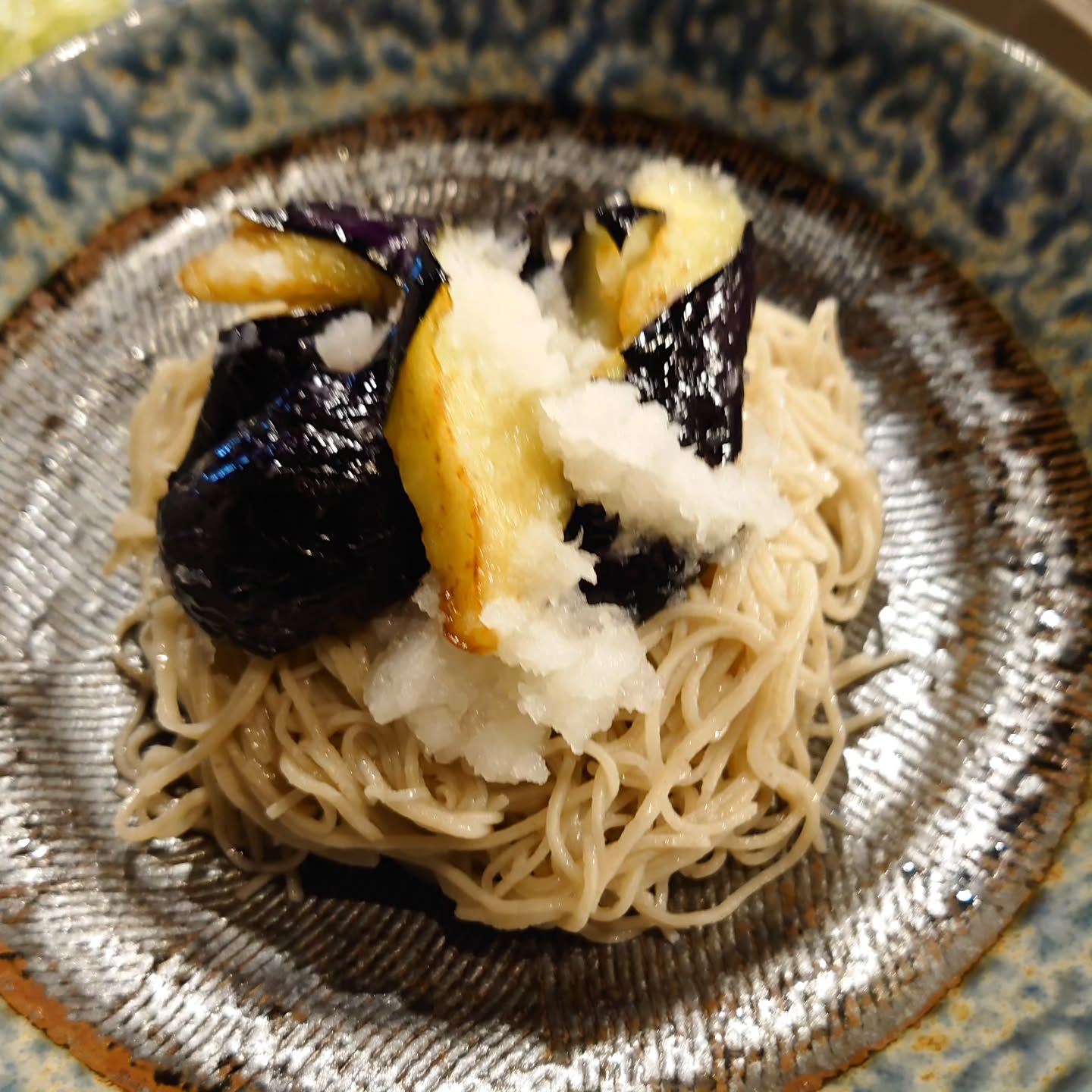 タイヤパンクした~、KaneHisaです

揚げなすおろし蕎麦 300B
茄子の素揚げとおろしたての大根鬼おろしでいただくぶっかけ蕎麦の人気メニュー
思ってた以上に色々なお客様から支持されて中の人もちょっとびっくり
茹でたて(蕎麦)、揚げたて(🍆)、おろしたて(大根)のシン三たてて仕上がってます

#KaneHisa 
#手打ち蕎麦 
#bangkok 
#โซบะ 
#揚げなすおろし蕎麦 

すぐ近くのバイク屋さんに行って、ちょい待ったら直りました〜
ちなみに今年2回目…