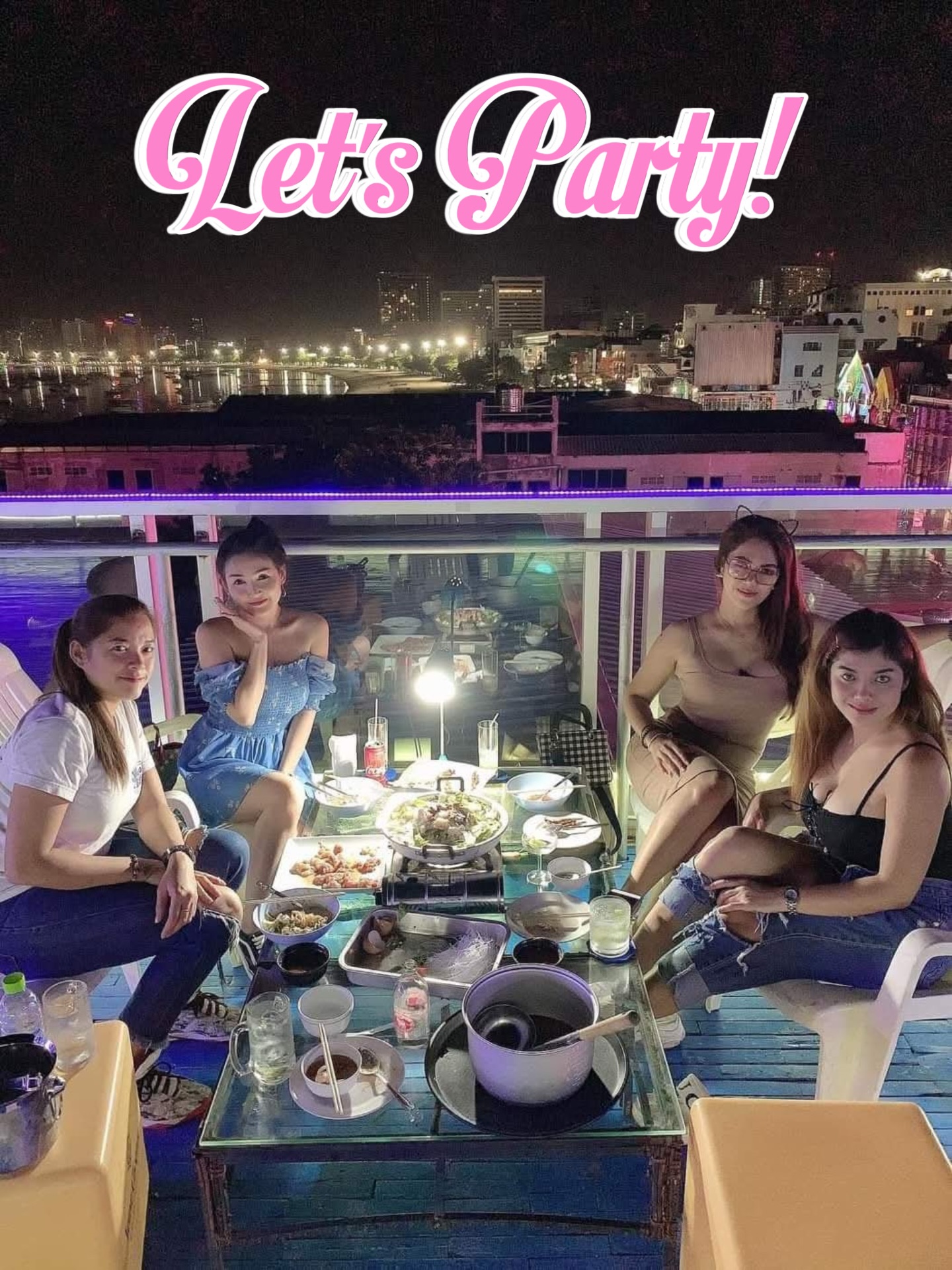 MERRY CHRISTMAS 🎄 EVERYONE! If you are looking for a nice place to have fun with your friends for Christmas, come by Woodball Pattaya tonight and enjoy some Mu Kratha on our rooftop. We have a wide selection of drinks and food options on our menu! See you tonight. ❤️