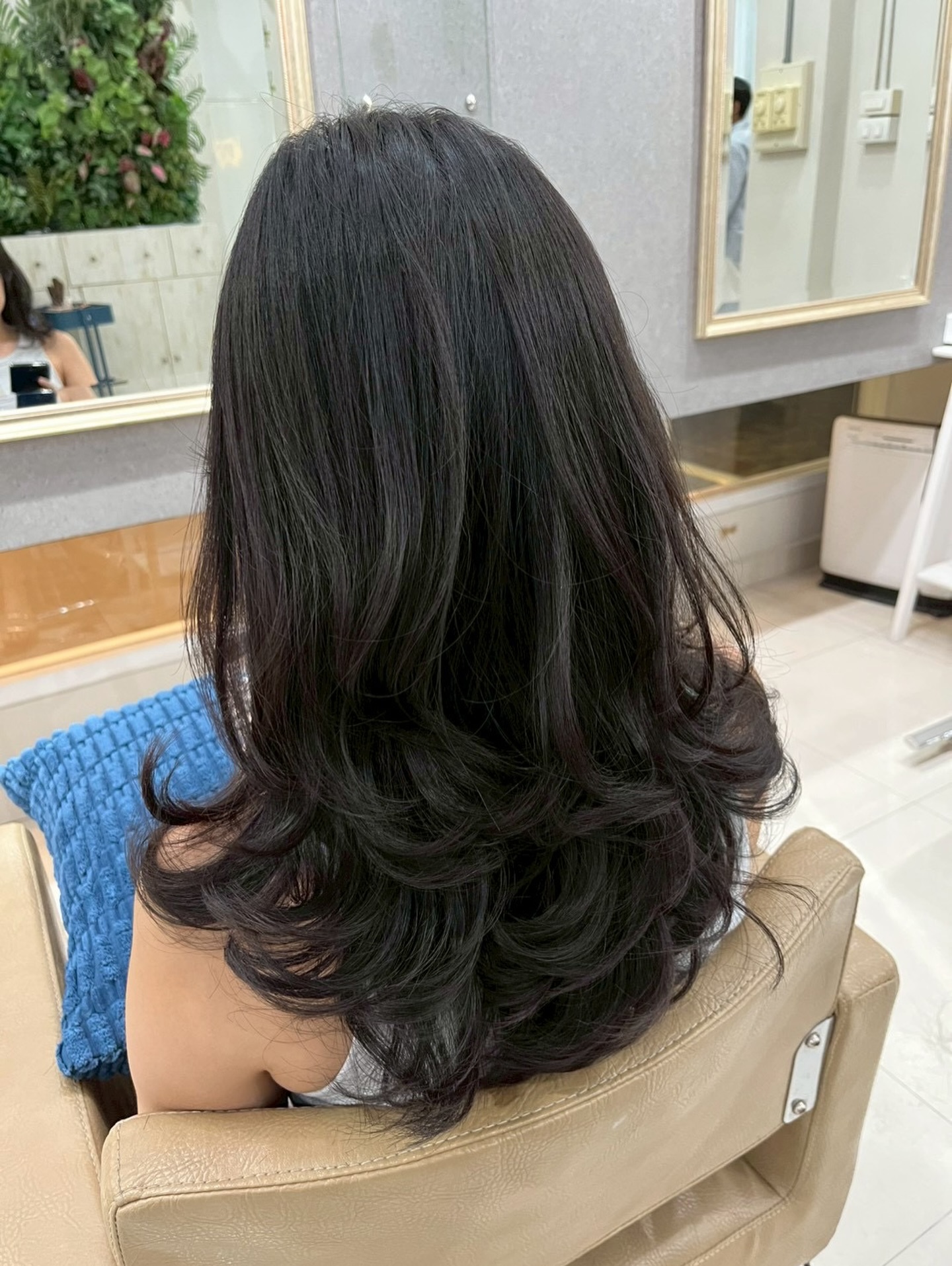 medium layer
By stylist : NAN

We use High quality products from Japan #milbon #arimino

🚘 ฟรีที่จอดรถ
👇🏻
Booking : 📕
Line oa @cyanbkk
Tel. 020092616
Open hours :⏰
Everyday 9.30-18.30 น.
#fyp #innercolor #日経サロン #japanesefashion 
#สีผม  #สีผมสวยๆ #Treatment#ตัดผมสไตล์ญี่ปุ่น #ทำสีผมสไตล์ญี่ปุ่น#ออกแบบทรงผม #balayage #Airtouch #highlights #ยืดวอลลุ่ม #layerscut
#antiorange #antiyellow #milbonthailand #ariminothailand#สีผมยอดฮิต #ติดเทรนด์ #สีผมแฟชั่น #ร้านทำผมใกล้คุณ #color #haircolor #haircolorspecialist #กรุงเทพ #ร้านทำผมทองหล่อ