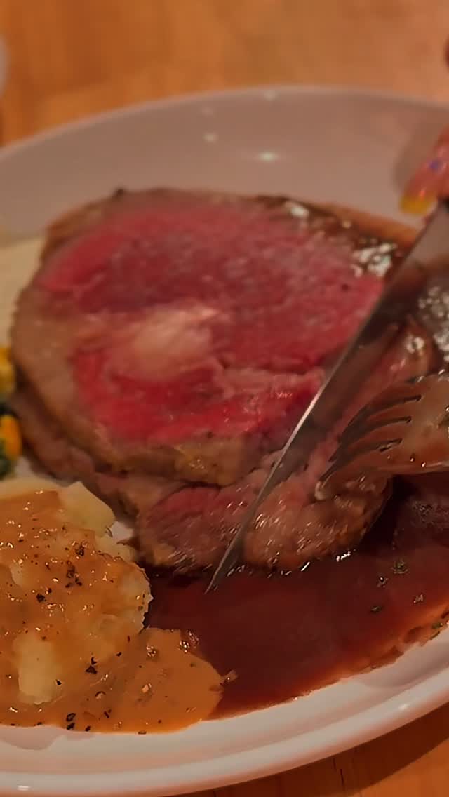 Enjoy Wagyu beef in style this month at our restaurant in Thonglor.
Our specialty Wagyu sushi and steaks are perfect with wine.
Enjoy a wonderful time with Japanese quality cuisine.

เดือนนี้ อิ่มอร่อยกับเนื้อวากิวอย่างมีสไตล์ที่ร้านอาหารของเราในทองหล่อ
ซูชิและสเต็กวากิวสูตรพิเศษของเราเข้ากันได้ดีกับไวน์
เพลิดเพลินกับช่วงเวลาอันแสนวิเศษกับอาหารญี่ปุ่นคุณภาพเยี่ยม

今月も和牛をお洒落にトンローにある当店で楽しもう。
当店名物の和牛寿司やステーキはワインに最適。
日本クオリティーで素晴らしい時間をお過ごしください。