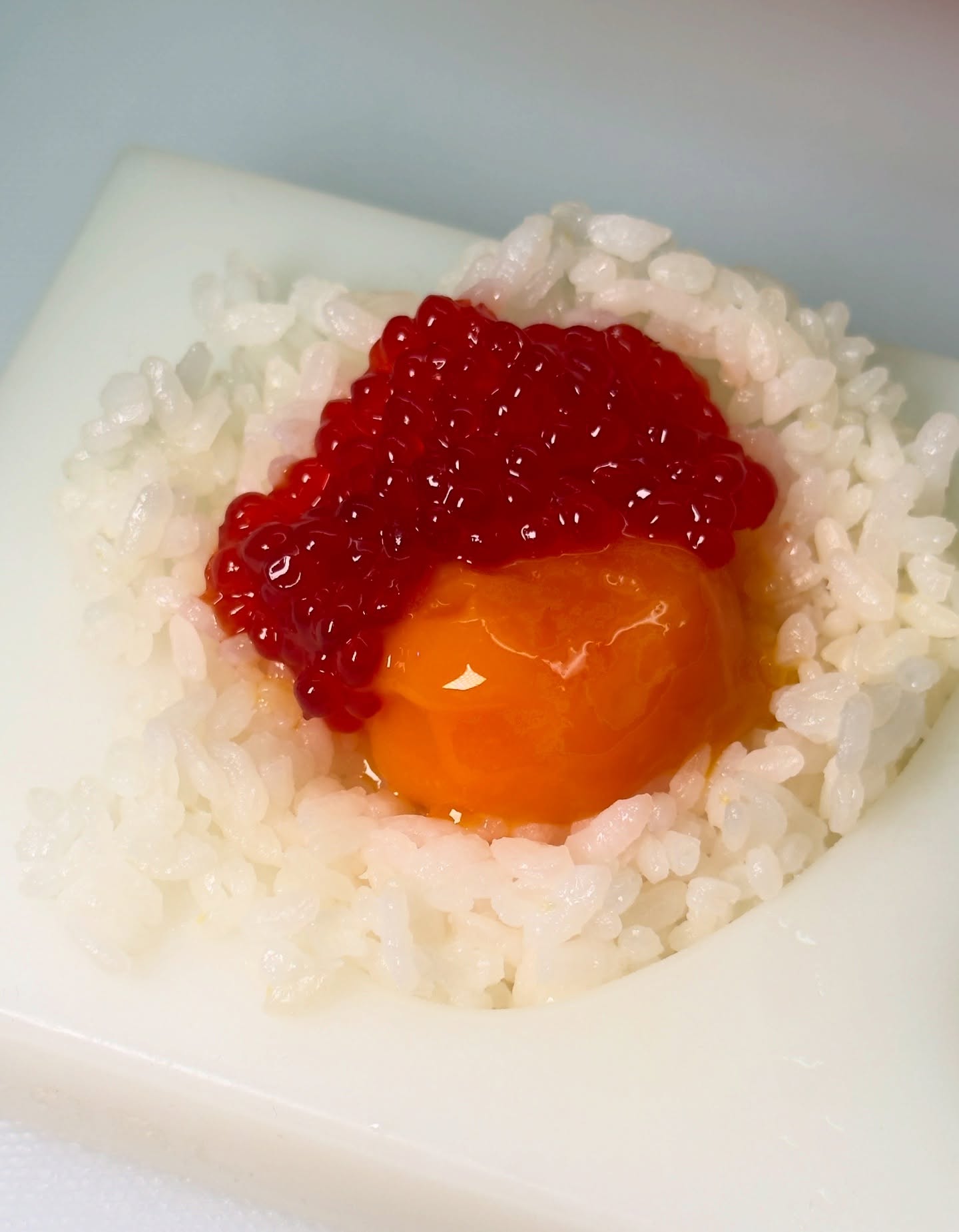 .
⁡
ขณะนี้ทางร้าน ไม่สามารถรับการจองโต๊ะหรือสั่งกลับบ้านผ่านข้อความได้
เนื่องจากมีลูกค้า Walk-in จำนวนมาก คาดว่าต้องรอคิวนานกว่า 1 ชั่วโมง
และแถวก็ยาวขึ้นเรื่อย ๆ ค่ะ

ในแต่ละวันมีข้อความสอบถามเข้ามามากกว่า 100 ข้อความ
และในฐานะที่ฉันเป็นผู้จัดการร้านชาวญี่ปุ่น จึงไม่สามารถตอบข้อความเป็นภาษาไทยจำนวนมากเช่นนี้ได้ในสถานการณ์ตอนนี้
ต้องขออภัยมา ณ ที่นี้ด้วยค่ะ

พวกเราดีใจและซาบซึ้งมากที่ทุกท่านให้ความสนใจร้านของเรา
แต่ไม่สามารถตอบสนองความต้องการได้ทันที ทำให้รู้สึกเสียดายและขออภัยจริง ๆ ค่ะ

เข้าใจดีค่ะว่าหลายท่านอยากรับประทานทันทีจากกระแสของคลิป Reels
แต่ร้านของเรา เปิดบริการตลอด 24 ชั่วโมง ทุกวันตลอดปี
ลูกค้าสามารถมาใช้บริการได้ทุกวันอยู่แล้วค่ะ

ดังนั้นจึงขอความกรุณาให้ทุกท่าน เว้นระยะเวลาสักหน่อย ก่อนที่จะมาร้านหรือสอบถามเพิ่มเติม นะคะ

คาดว่าสถานการณ์นี้น่าจะ ยาวต่อเนื่องอย่างน้อย 1 สัปดาห์
บริการ Grab และ LINE MAN จึงจะ ปิดรับออเดอร์ตลอดช่วงนี้
(แต่หากสถานการณ์หน้าร้านดีขึ้น อาจกลับมาเปิดได้ค่ะ)

ต้องขออภัยเป็นอย่างสูงอีกครั้งค่ะ
ตอนนี้พนักงานทุกคนต้องทำงานล่วงเวลาหลายชั่วโมงติดต่อกันหลายวัน และแทบไม่ได้พักเลย
จึงขอให้ทุกท่านเข้าใจสถานการณ์ของทางร้านด้วยนะคะ

**ขออภัย ทางร้านไม่มีที่จอดรถ หากลูกค้านำรถมา ต้องไปจอดรถที่อื่นแล้วเดินมานะคะ 

ขอบคุณค่ะ🥹🙏