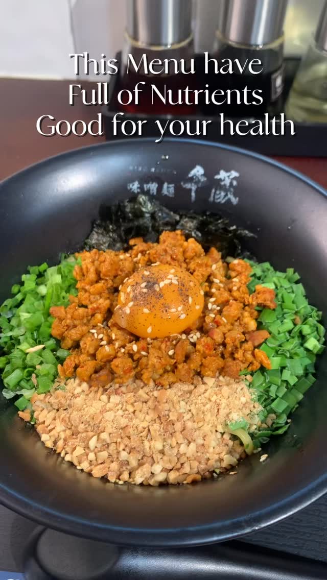 Soup-less Ramen, Mazesoba 💚🍀

เมนูที่หลายคนอาจจะมองข้ามเพราะความเขียว แต่เราขอบอกเลยค่ะว่ามาเซะโซบะร้านเราอร่อยมากกกกก ถ้าวันไหนเบื่อราเม็งมีน้ำซุปแนะนำให้ลองเมนูนี้ดูค่ะ 😋

———————————————————-
Facebook:Miso Ramen Chikura bangkok 味噌千蔵バンコク
Instagram : miso_chikura_bkk

Branch,Contact and Time
🍜Phrompong (Sukhumvit 33/1)
082 551 0141 (TH-EN)
Open 11:00-22:00 Everyday

🍜YoungPlace (Sukhumvit 23)
064 630 0141 (TH-EN-JP)
Open 18:00-05:00 Mon-Sat (Sunday off)
+ Grab Food +Line Man
———————————————————-
#ชิคุระ
#ราเมง
#มิโสะ
#สุขภาพดี
#พร้อมพงษ์
#อโศก 
#ฮอกไกโด
#MisoRamenChikura
#HokkaidoMisoRamen
#misoramen
#ramen
#Phromphong
#healthyfood
#千蔵
#味噌
#ラーメン
#味噌ラーメン