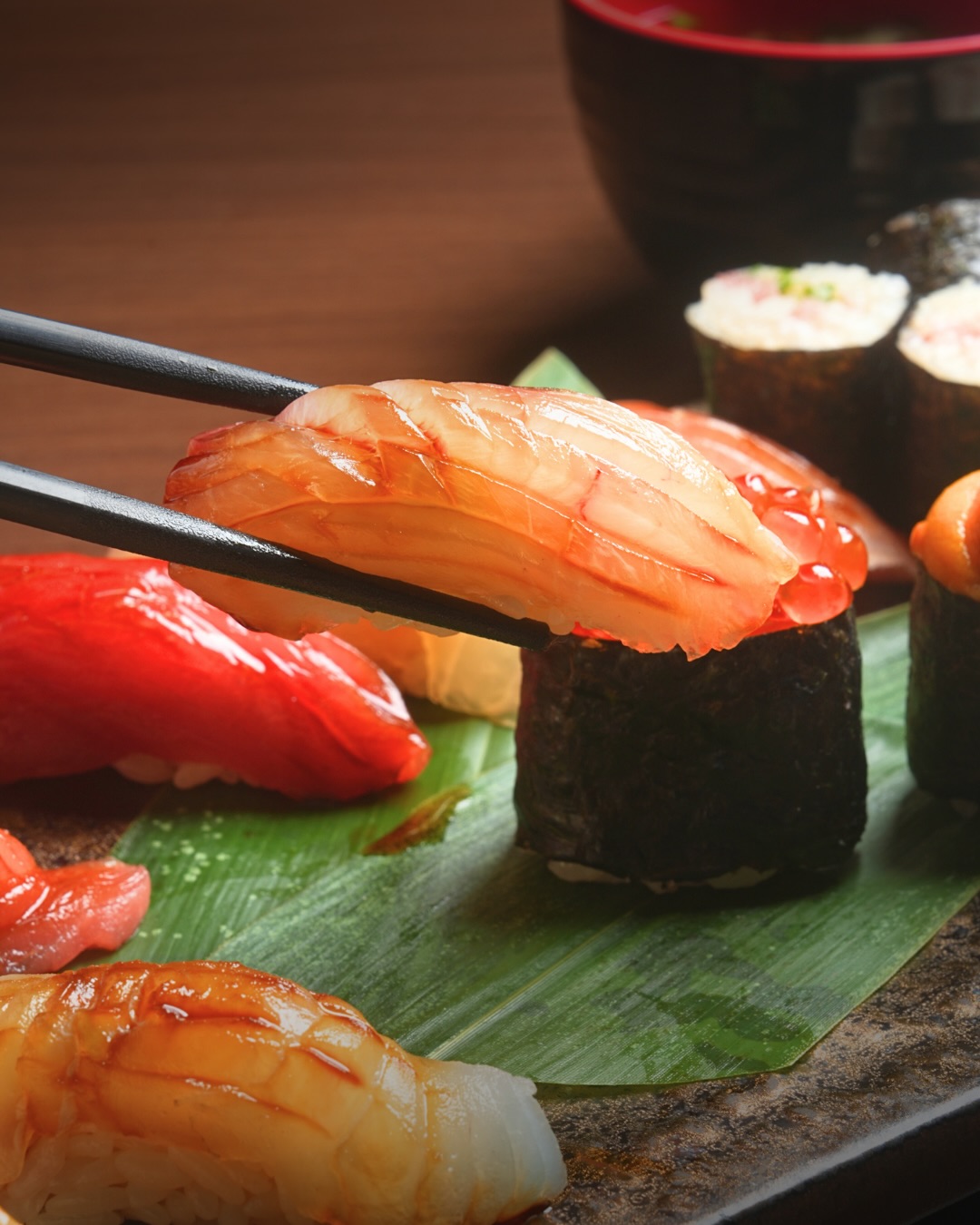 Watch our chefs hand-shape each piece of sushi with today’s carefully chosen seafood—right in front of you.
Feel the energy of the counter, where every movement becomes part of the experience.
Our shari is made with Edo-style red vinegar from Japan.
Book your seat and taste the dedication in every plate.

職人がその日に選び抜いた海鮮を、カウンターで次々と握っていく—
そのライブ感こそがゆう奈の醍醐味。
シャリには日本産の江戸前赤酢を使用し、旨みと香りを最大限に引き出します。
ぜひご予約いただき、この臨場感を味わってください。

📍 Near BTS Nana
　  Sukhumvit 11/1 Alley
📞 Tel: 02-067-2602
⏰ 11:00–02:00

For reservations, please call or DM us.