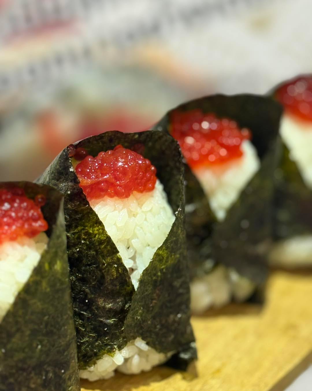 เรียนลูกค้าทุกท่าน

ตั้งแต่เมื่อคืนที่ผ่านมา ทางร้านได้รับออเดอร์ในปริมาณที่มากกว่าปกติอย่างต่อเนื่องตลอดทั้งวัน
โดยมีออเดอร์เข้ามาพร้อมกันครั้งละประมาณ 30–40 รายการ
นอกจากนี้ยังมีลูกค้าที่ตั้งใจมาทานที่ร้านอย่างไม่ขาดสาย
ทางร้านต้องขอขอบพระคุณเป็นอย่างยิ่งสำหรับความสนใจและการสนับสนุนของทุกท่านค่ะ

ด้วยเหตุนี้ วันนี้ทางร้านจำเป็นต้องปิดรับออเดอร์ผ่าน Grab และ LINE MAN
เกือบตลอดทั้งวันอย่างหลีกเลี่ยงไม่ได้
ขณะที่ทางร้านได้รับโทรศัพท์สอบถามมากกว่า 100 สายตั้งแต่ช่วงเช้า
และยังคงมีสายเข้ามาอย่างต่อเนื่องทุก ๆ ไม่กี่นาที

ร้านของเราเป็นร้านขนาดเล็กที่ดัดแปลงมาจากบ้านพัก
และมีจำนวนพนักงานที่จำกัด
เมื่อมีออเดอร์และลูกค้าจำนวนมากเกินกว่าที่ร้านจะรองรับได้
จึงทำให้ลูกค้าหลายท่านต้องรอเป็นเวลานาน
รวมถึงมีบางครั้งที่จำเป็นต้องปฏิเสธออเดอร์ของลูกค้าประจำอย่างหลีกเลี่ยงไม่ได้

ทั้งนี้ การตอบกลับข้อความทาง LINE Official และการรับโทรศัพท์
เป็นหน้าที่ของพนักงานชาวญี่ปุ่นเพียงคนเดียว
จึงไม่สามารถตอบกลับได้อย่างทันท่วงที
ต้องขออภัยมา ณ ที่นี้ด้วยค่ะ

เมื่อวานนี้มีศิลปินคนไทยท่านหนึ่งโพสต์วิดีโอบน TikTok
ซึ่งได้รับกระแสตอบรับอย่างล้นหลาม
ส่งผลให้ตั้งแต่เมื่อคืนจนถึงตอนนี้ทางร้านมีลูกค้าเข้ามาอย่างต่อเนื่อง
และมีออเดอร์จำนวนมากเป็นพิเศษ
แม้จะรู้สึกซาบซึ้งใจและขอบพระคุณเป็นอย่างยิ่ง
แต่หากลูกค้าสามารถเว้นระยะเวลาอีกสักสองสามวันก่อนมาที่ร้าน
หรือติดต่อสอบถาม จะเป็นพระคุณอย่างมากค่ะ

ขณะนี้ทางร้านไม่สามารถทำการเตรียมวัตถุดิบ
ทำความสะอาดร้าน หรือให้พนักงานพักผ่อนได้เพียงพอ
เนื่องจากสถานการณ์ที่ค่อนข้างตึงตัว

ทางร้านต้องขออภัยในความไม่สะดวกที่เกิดขึ้น
และหวังเป็นอย่างยิ่งว่าลูกค้าทุกท่านจะเข้าใจสถานการณ์ของเรา
ขอขอบพระคุณจากใจค่ะ