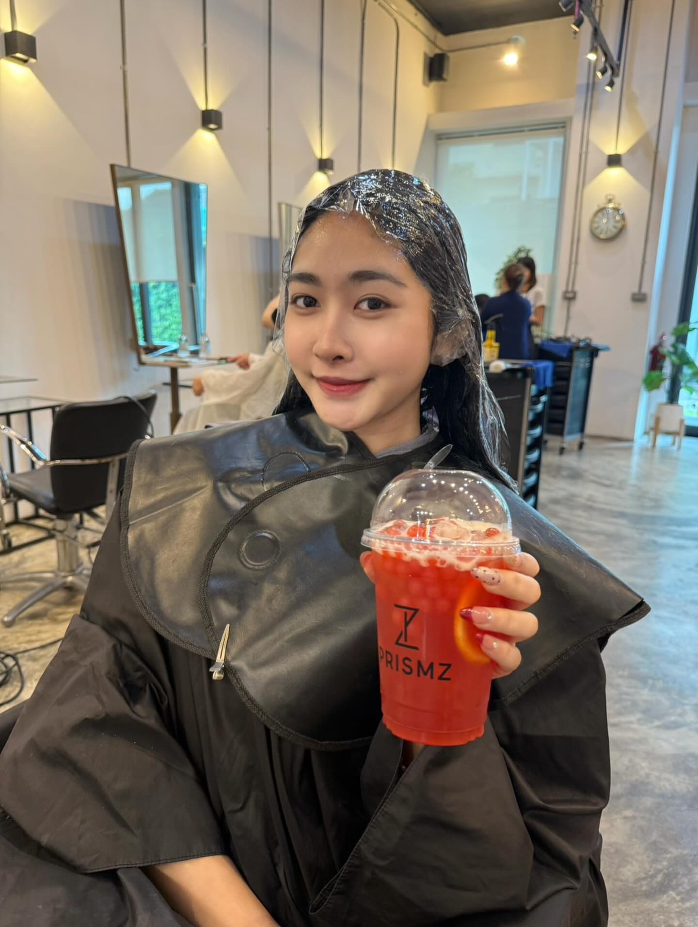 ระหว่างทำผมที่ ADOR ทองหล่อ มีเครื่องดื่มจาก @prismzcafe จำหน่ายให้ลูกค้าเลือกสั่งด้วยนะค่ะ
อร่อย สดชื่น เพิ่มความผ่อนคลายระหว่างรับบริการค่ะ 🥤✨

#hairatelierador #Japanesehairsalon #ร้านทำผมสไตล์ญี่ปุ่น #ร้านทำผมทองหล่อ