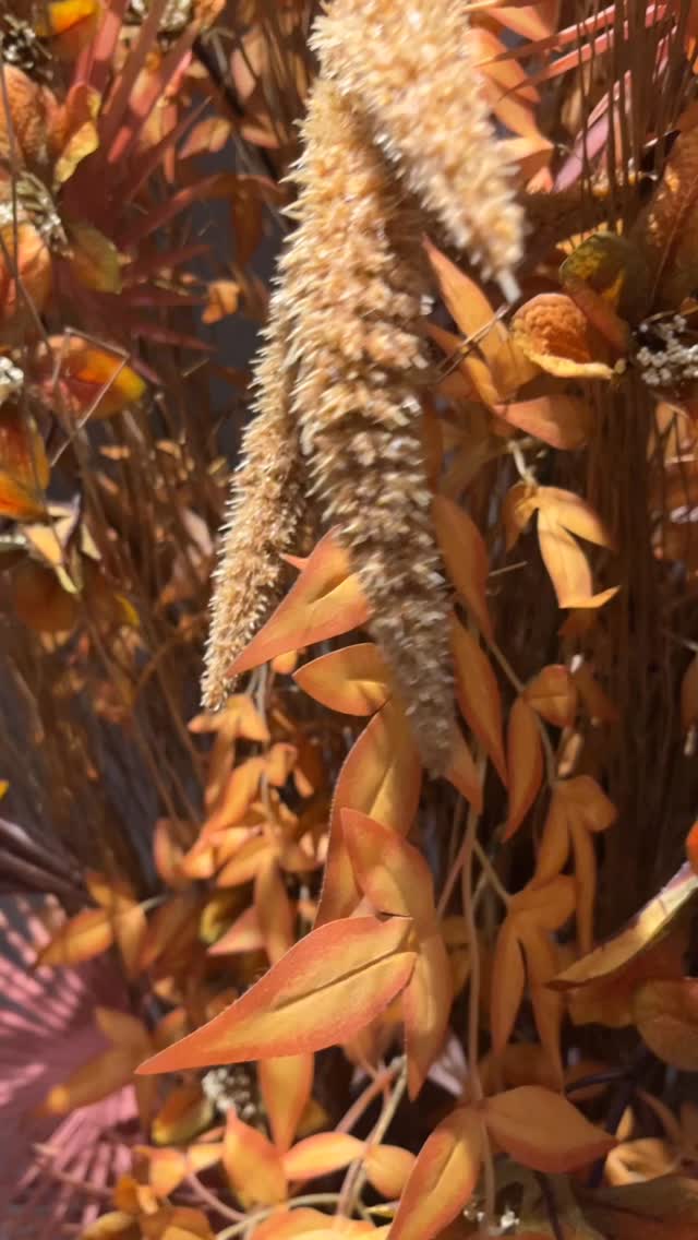 🥢脂がのった肉厚な鰻を丸ごと1匹使用した贅沢ロール。蒲焼きのタレが染みたご飯で出汁巻き玉子を1本半包み、さらに約25cmの香ばしい鰻を豪快にトッピング。見た目のインパクトも味わいも圧巻の一品です。

🥢โรลสุดพรีเมียมที่ใช้ปลาไหลเนื้อหนามันกำลังดีทั้งตัว ข้าวคลุกซอสคาบายากิห่อไข่หวานญี่ปุ่นหนึ่งชุดครึ่ง และท็อปด้วยปลาไหลย่างหอมยาวประมาณ 25 ซม. ทั้งโดดเด่นและอร่อยเป็นพิเศษ

🥢A luxurious roll made with a whole, thick, and richly fatty eel. Fluffy Japanese omelette wrapped in rice soaked with kabayaki sauce, topped with a beautifully grilled 25cm eel. A bold and unforgettable creation in both flavor and presentation.

*-*-*-*-*-*-*-*-*-*-*-*-*-*-*-
📝 For reservations and inquiries, 
contact us on LINE!
＠shakarich
*-*-*-*-*-*-*-*-*-*-*-*-*-*-*-*-

🍴SHAKARICH
📍Shilom Surawong
🕚11:00-Late
📞02-086-7898
🚪15 Private Rooms
(From 2P up to 20P)
🅿️Charn Issara Tower 1
🚄4 min walk from BTS Sala Deang

📍Thonglor Soi 14
🕚11:00-late
📞02-045-4032
🚪12 Private Rooms
(From 2P up to 22P)
🅿️Thonglor13 Home Place

📱097-053-9928
(Japanese)

#うなぎロール #鰻グルメ #贅沢ロール #和食ロール #鰻好き #日本料理 #和食好きな人と繋がりたい #グルメ好きな人と繋がりたい #個室和食 #Shakarich#Thonglor#SilomSurawong