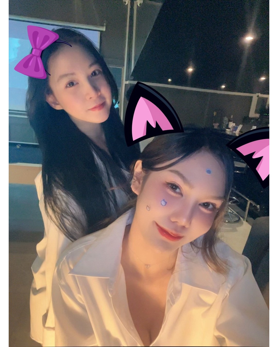 TWENTY FOURは日曜も元気に営業しております😆😆✨

今日からまた彼シャツコスプレでお待ちしてます💋🥵

TWENTY FOUR周日也照常营业，精神满满😆😆✨

从今天开始，我们又以男友衬衫角色扮演恭候您的光临💋🥵

TWENTY FOUR는 일요일에도 활기차게 영업하고 있습니다😆😆✨

오늘부터 다시 남자친구 셔츠 코스프레로 기다리고 있어요💋🥵

#バンコク
#トンロー
#キャバクラ
#コスプレ
#乾杯
#ビリヤード
#ダーツ