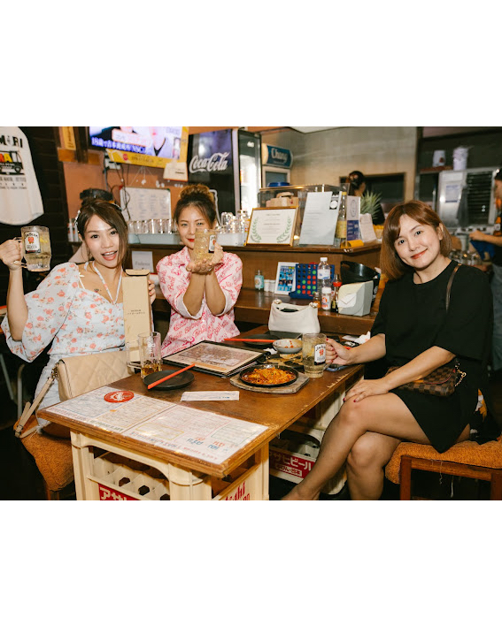 This weekends

🍺✨ASAHI啤酒三天特惠✨🍺

本周特价💥

👉 户外座位每杯仅需77泰铢‼️

👉 室内座位每杯仅需99泰铢🔥

👉 想度过一个充满乐趣的夜晚？那就来一瓶3升装的啤酒塔，只需680泰铢🍻

此外……千万别错过我们不容错过的欢乐时光😍

⏰ 仅限下午5点至7点

👉 啤酒、酸啤和高球鸡尾酒买一送二，尽享优惠‼️

还在犹豫“要不要来？？那就抓住机会，举杯畅饮吧👌✨

错过这三天特惠，你一定会后悔的⚡

本周，来通罗横丁，手握朝日啤酒，享受极致的畅饮体验🥂

座位有限，请尽早预订🎵起来‼️

#thongloryokocho  #thonglor #japaneseizakaya  #トン横 #トンロー横丁 #bangkoknightlife #居酒屋 #小酒館  #이자카야 #이자카야맛집