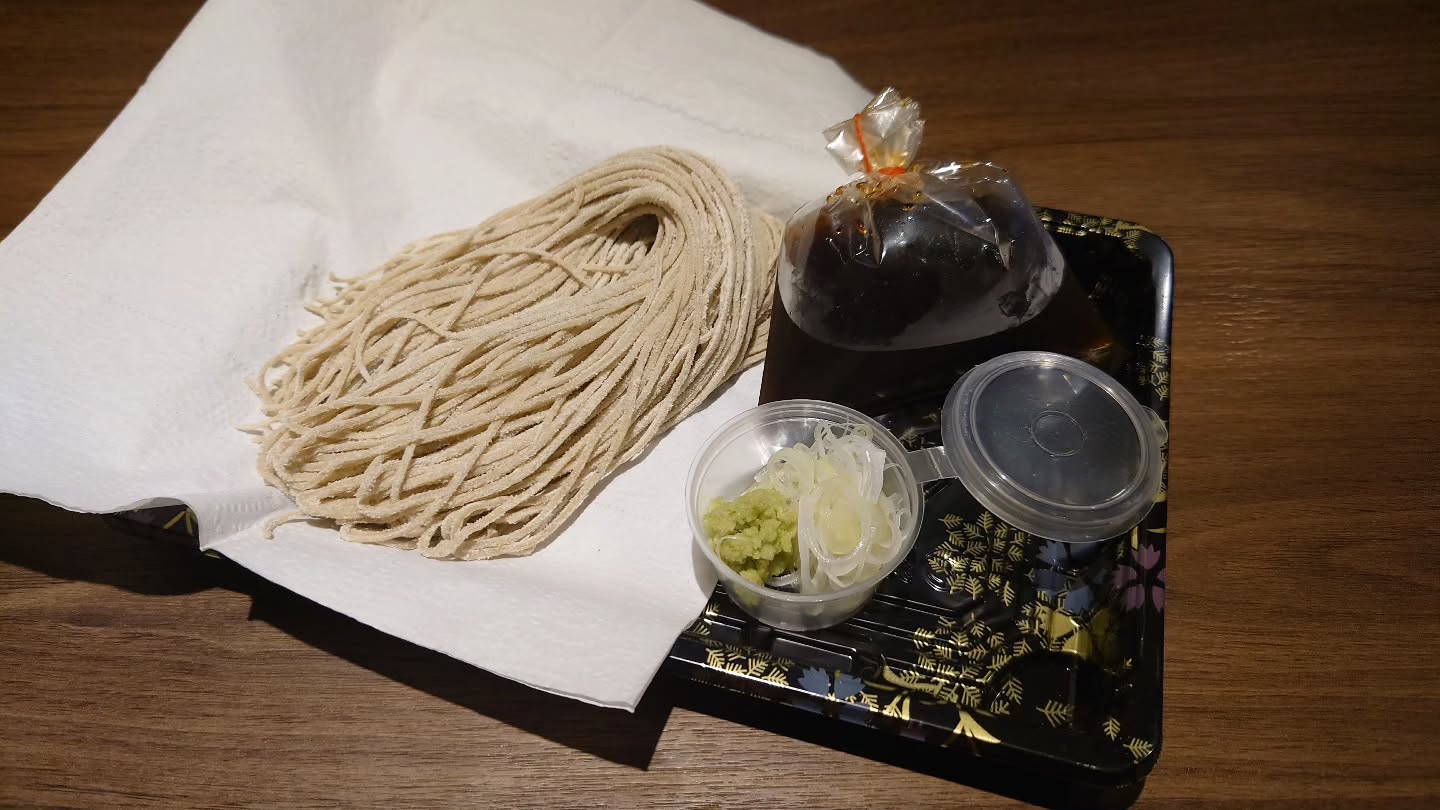 さて、師走だ、大晦日だ、地獄のデスマーチのはじまりだ、KaneHisaです

と、言うわけで【年末年始の営業のお知らせ】
年内は来週22日月曜日は通常通りお休み
23日以降(29日月曜日も含む)30日まで17:00~23:30ラストオーダー
31日大晦日11:30~23:30ラストオーダーの通し営業
また、31日に限り全ての時間帯において2時間制とさせていただきます
1時間半経過時点でラストオーダーとなります
また可能な限りの準備をしますが、品切れやご提供の大幅な遅れ等お客様にご迷惑をお掛けすることと思いますが、
何卒生温かい目で見守ってくださいますよう、よろしくお願いいたします🙇

年明け令和8年(あってる?)は1月6日17:00より開店予定です
また来年は定休日を廃止し毎日営業に切り替える予定でもあります

【お持ち帰り年越し蕎麦もあります】
ご自宅で茹でる生麺でのお持ち帰りと
お店で茹でたてをお渡しするタイプとお選びいただけます
事前に何時に何食かご予約くださいますようお願いいたします

#kanehisa
#手打ち蕎麦 
#bangkok 
#โซบะ 
#年越し蕎麦 
#大晦日 

さぁ今年は何食用意をしようかな
大晦日当日、中の人は生き残れるか?!
今年は何徹？特に夜はアタマもイッちゃってるのでできれば優しい言葉をかけてね