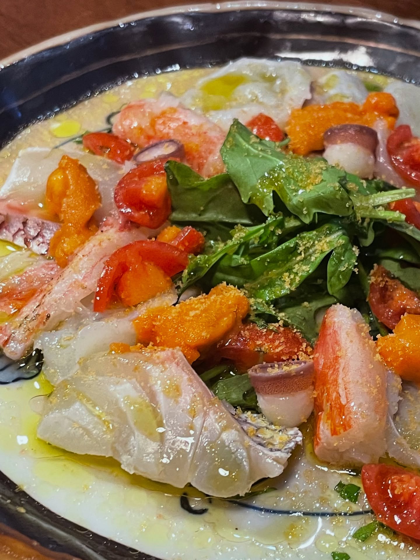 ✨Special this week: 🦀 Mix Seafood Carpaccio 🐙
A refreshing masterpiece featuring Zuwaigani (snow crab), Mizutako (octopus), Madai (sea bream), Uni (sea urchin), and rich Bottarga. 
Dressed simply with olive oil and greens😋🥗🌱✨

#kenjislab