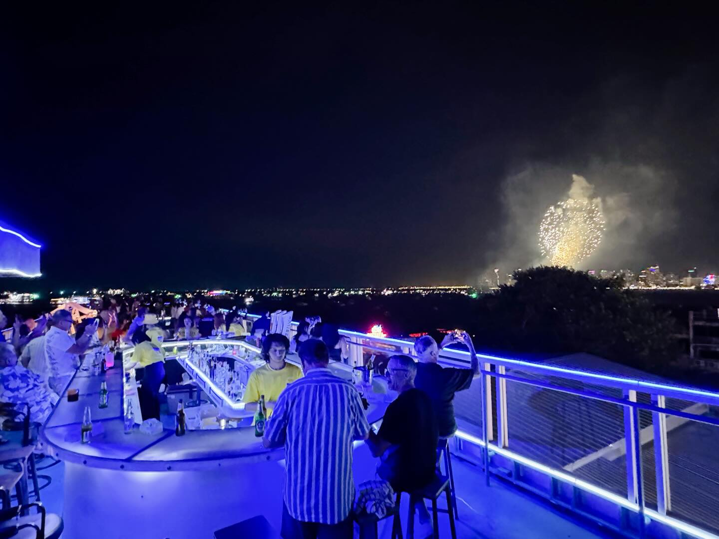 11月28日、29日に開催された、パタヤ国際花火大会にお越しいただき、ありがとうございます！
ウッドボールパタヤビーチ店屋上スカイバーから、綺麗な打ち上げ花火が鑑賞できました！
またのお越しをぜひ、お待ちしております♪
　
Thank you so much for visiting during the Pattaya International Fireworks Festival on November 28th and 29th!
From the rooftop sky bar at Woodball Pattaya Beach, we were able to enjoy beautiful fireworks together.
We hope to welcome you again soon! ♪
　
ขอขอบคุณทุกท่านที่มาเที่ยวงานเทศกาลดอกไม้ไฟนานาชาติพัทยา วันที่ 28 และ 29 พฤศจิกายนค่ะ!
จากสกายบาร์บนดาดฟ้าของ Woodball Pattaya Beach เราได้ชมดอกไม้ไฟสวย ๆ ด้วยกันเลยค่ะ 🎆
หวังว่าจะได้ต้อนรับทุกท่านอีกครั้งนะคะ ♪
　
　
“Woodball Pattaya Roof Top Bar & Karaoke”
Address: 94/7 3rd and 4th Floor, Moo10, Walking Street, Pattaya City
TEL: 03-313-2288
Opening Hours: 18:00 - 04:00
LINE:@woodball_pattaya (https://lin.ee/fRYUsCh)
Google Maps: https://maps.app.goo.gl/LvpGaZAyymt77A7s6