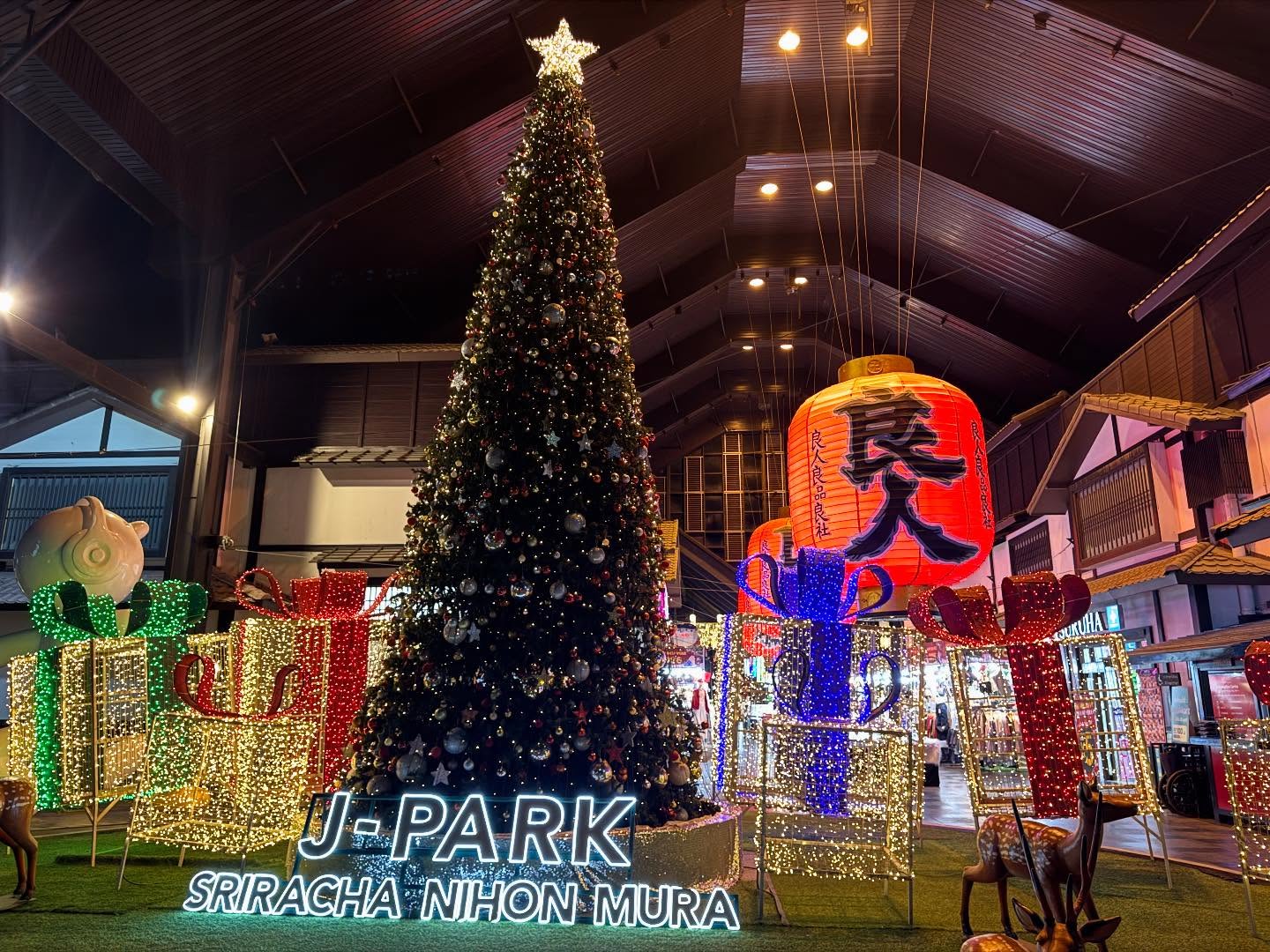 ใกล้เทศกาลปีใหม่แล้วนะทุกคน 🎆 ถ้ายังไม่แน่ใจว่าจะเลือกไปที่ไหน ฉันมีไอเดียมาเสนอ เพื่อนๆ สามารถแวะมาเจอพวกเราที่เจพาร์คได้เลย ที่นี่มีทั้งบรรยากาศครอบครัวที่อบอุ่น อาหารอร่อยเพียบ แล้วยังมุมถ่ายรูปสวยๆ อีกด้วย🎇 แค่คิดก็รู้สึกสนุกแล้วใช่มั้ยล่ะ

ถ้าแวะมาถึงแล้ว อย่าลืมหยุดเข้ามาทักทายที่ร้านCho-Fuเรานะ มีของพิเศษเตรียมไว้รอต้อนรับ ปีใหม่ไม่รู้ทำอะไรดี ก็ลองมาร่วมสร้างความทรงจำดีๆ กับเราที่นี่ คิดว่ามันคงทำให้ปีใหม่ของทุกคนสนุกสนานไม่น้อยเลยล่ะ!

แถมที่เจพาร์คยังมีอีกหลายกิจกรรมรอมอบความสุขให้ทุกคนทั้งสร้างสรรค์และสนุกสนาน ลองแวะเวียนมาสัมผัสประสบการณ์ใหม่ๆ ไปด้วยกันสิ มาเจอกันนะ รับรองว่าไม่ผิดหวัง 🎉🎊

もうすぐお正月ですね、みなさん🎆 もしまだどこに行こうか決まっていないなら、私からアイデアを提案します。ぜひジェーパークで私たちに会いに来てください。ここには暖かい家族の雰囲気や美味しい料理がたくさんあり、美しい写真スポットもあります🎇 考えただけでもワクワクしてきませんか？

もし来たら、ぜひCho-Fuのお店にも立ち寄って声をかけてくださいね。特別なものを用意してお待ちしています。お正月に何をしようか迷っているなら、ここで私たちと一緒に素敵な思い出を作ってみてはいかがでしょうか。きっとみなさんのお正月が楽しくなるはずです！

さらにジェーパークでは、みなさんに喜びをもたらす色々な創造的で楽しいイベントも用意しています。新しい体験を一緒に味わいに、ぜひ遊びに来てください。お会いできるのを楽しみにしていますよ。きっと後悔しません🎉🎊

#เที่ยวให้สนุก
#เจพาร์ค
#ร้านเรา
#แชร์ความสุข
#Chofu 
Jpark