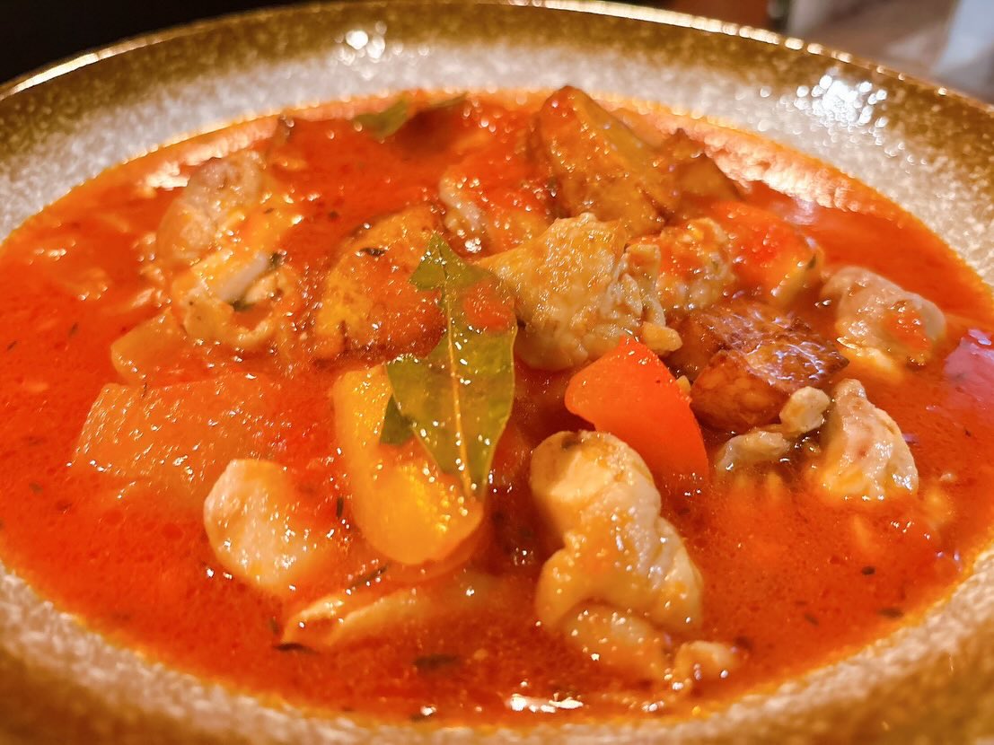 連日沢山のお客様のご来店誠に有難うございます😄
やっと師走の雰囲気
本日は華金✨
皆様のご来店お待ちしております♪

おひとりさま大歓迎！
カウンター席大人気

おばんざい、鉄板焼きメニュー
二階テーブル席、三階個室完備
一階カウンター席でもオーダー可能です

黒兵衛では
各種ご宴会のご予約承ります♪
コース1,000バーツ〜
飲み放題 300バーツor 400バーツ

二階テーブル席
三階9名様までの小宴会用個室ございます。

よろしくお願いします♪

12月もHappy hour 開催中です
17:00〜19:30

キリンビール大瓶　120B
ウィスキーハイボール　80B

Happy hour in December❗️
17:00〜19:30
Kirin Beer Big Bottle 120B
Whisky Hi-ball 80B

#バンコク創作料理居酒屋 #バンコク日本料理店 #バンコク小料理屋 #バンコクおひとりさま #バンコク1人飲み プラカノン バンコク日本人女性スタッフ常駐 バンコクおかみさん バンコクお好み焼き屋 バンコク鉄板焼き  バンコクおばんざい  japanesefood bangkok phrakhanong japaneserestaurant reopen happyhour obanzai bangkokokonomiyaki bangkokteppanyaki