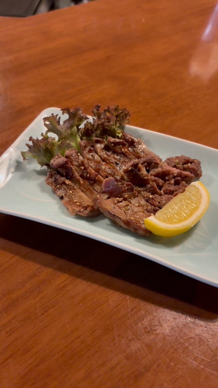 😋Simple but exceptional: our Top 5 best selling menu, Grilled beef tongue, perfectly salted🐂🥩👅✨
We select the most tender cuts just for you. 
Get yours at Kenji’s Lab! #kenjislab #beeftongue #bestseller