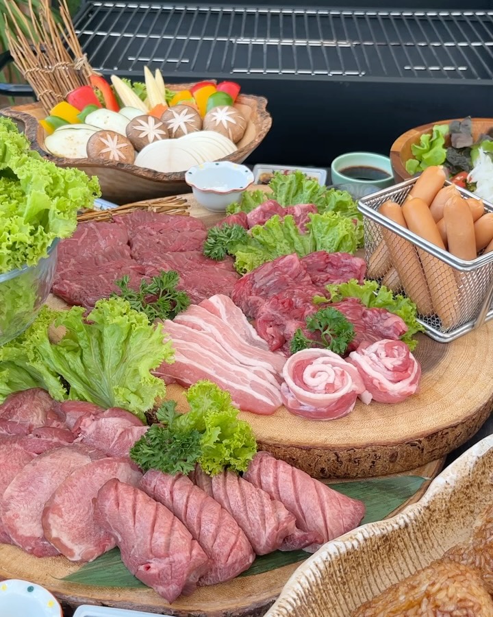 ✨ บาร์บีคิวดาดฟ้าที่ทองหล่อ✨

เพลิดเพลินกับบาร์บีคิวบนดาดฟ้า พร้อมลมเย็นยามค่ำของกรุงเทพฯ

ROOFTOP BBQ SET (ดื่มไม่อั้น 2 ชั่วโมง)
จอง 4 ท่านขึ้นไป รับเพิ่มฟรีอีก 30 นาที รวมเป็น 2 ชั่วโมงครึ่ง!

เมนูประกอบด้วย:
ออเดิร์ฟ 4 อย่าง, ลิ้นวัว, วากิวสันนอก–ฮารามิ, หมูดำ, ไส้กรอกอิตาเลียน, ผักห่อ, สลัดเกาหลี, ผักย่าง, ข้าวปิ้งย่าง

ดื่มด่ำกับบรรยากาศดาดฟ้ากรุงเทพฯ แบบพิเศษสุด

✨ Rooftop BBQ in Thonglor✨

Enjoy a relaxing BBQ on the rooftop with a refreshing Bangkok evening breeze.

ROOFTOP BBQ SET (2-hour free-flow drinks)
Book for 4 people or more and get an extra 30 minutes — total 2.5 hours!

Set Includes:
4 appetizers, beef tongue, wagyu sirloin & skirt, pork, Italian sausage, fresh veggie wraps, Korean-style salad, grilled vegetables, grilled rice ball
Experience a memorable rooftop night in Bangkok.

✨トンローで楽しむROOFTOP BBQ（日本語）✨

夜風に吹かれながら、開放感あふれるルーフトップで贅沢なBBQを。

ROOFTOP BBQ SET（2時間飲み放題付き）
今なら 4名様以上のご予約で＋30分延長 → 計2時間半！

〈セット内容〉
アテ4種、タン元・牛タン、黒毛和牛サーロイン・ハラミ、黒豚、Italianソーセージ、巻き野菜、チェレギサラダ、焼き野菜、焼きおにぎり
夜空を感じる特別なBBQタイムをぜひ。

-*-*-*-*-*-*-*-*-*-*-*-*-*-*-
📝 For reservations and inquiries,
contact us on LINE!
＠shakarich
*-*-*-*-*-*-*-*-*-*-*-*-*-*-*-*-

🍴SHAKARICH
📍Thonglor Soi 14
🕚11:00-late
📞02-045-4032
📱097-053-9928(Japanese)
🚪12 Private Rooms

#トンロー #Thonglor #ルーフトップBBQ #バンコクグルメ #飲み放題
#Thonglor #RooftopBBQ #BangkokDining #AllYouCanDrink #ThonglorNight#shakarichthonglor
#ทองหล่อ #บาร์บีคิวดาดฟ้า #ร้านอาหารทองหล่อ #บุฟเฟ่ต์เครื่องดื่ม #บรรยากาศดี