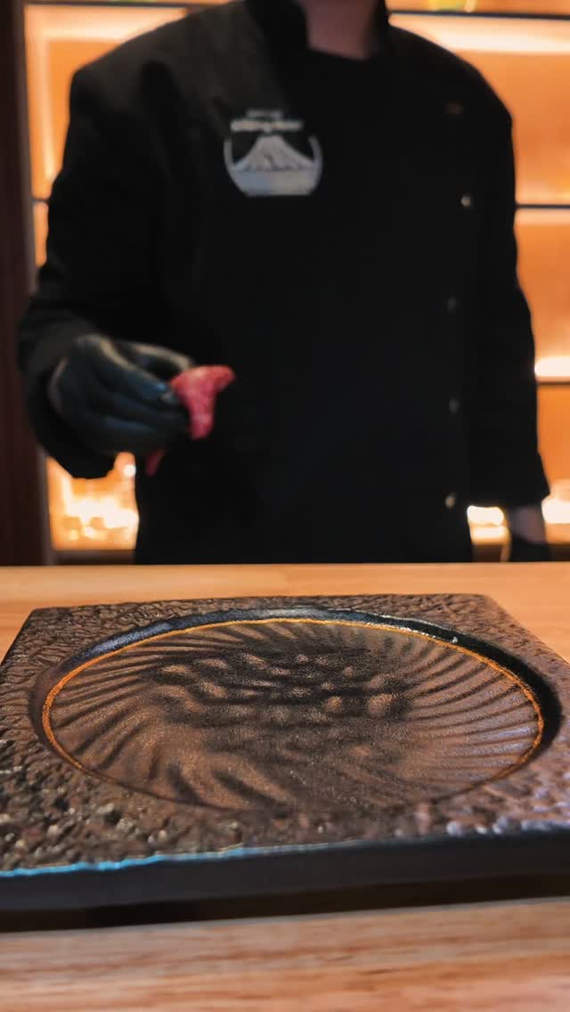 For those who want to enjoy Wagyu beef in style in the Thonglor district of Bangkok, Killingtime bkk awaits you with the finest Wagyu sushi and steaks.
The authentic Wagyu beef dishes prepared by the Japanese owner are guaranteed to bring you bliss with every bite.

สำหรับผู้ที่ต้องการลิ้มลองเนื้อวากิวอย่างมีสไตล์ในย่านทองหล่อ กรุงเทพฯ Killingtime bkk รอคุณอยู่ พร้อมซูชิและสเต็กวากิวชั้นเลิศ
รับรองว่าเมนูเนื้อวากิวต้นตำรับที่ปรุงโดยเจ้าของร้านชาวญี่ปุ่น จะทำให้คุณอิ่มอร่อยทุกคำ มื้อกลางวันนี้ คุณจะได้สัมผัสรสชาติอันหรูหราในราคาที่เหมาะสม

バンコクのトンロー地区で、お洒落に和牛を堪能したい皆様へ。Killingtime bkkは極上の和牛寿司とステーキで皆様のお越しをお待ちしております。
日本人オーナーによる本格派和牛料理は、一口ごとに至福の時間をお約束。


#KillingtimeBKK