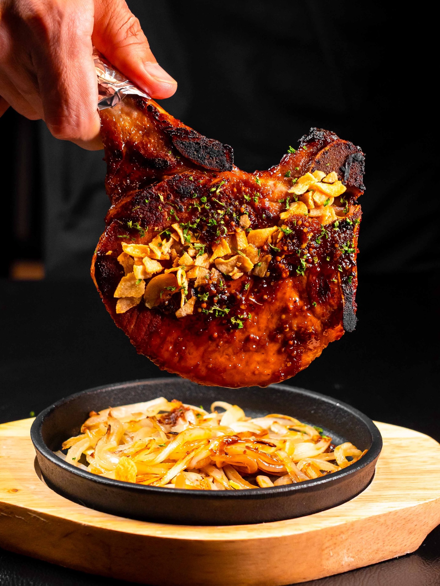 🥩
🇹🇭で肉屋やってる僕と同じ歳の友人が着てたTシャツに
どデカく書いてあった名言

「肉は俺たちを裏切らない」

いやー、いい言葉だな。ホントそうだなわら

写真のポークチョップは「ルンバ」のイチ押し
ガブっと齧り付いていっちゃうと酒が止まらん！！
“ジャイアントレモン🍋”使用のレモンサワーと
相性も最高最強No.①ψ(｀∇´)ψ

ピリッとお試しくださいね！！

では本日もランチもディナーも
よろしくお願いします🙇‍♂️🙇‍♂️

#トンロールンバ #トンロー #スープパスタ #🇹🇭