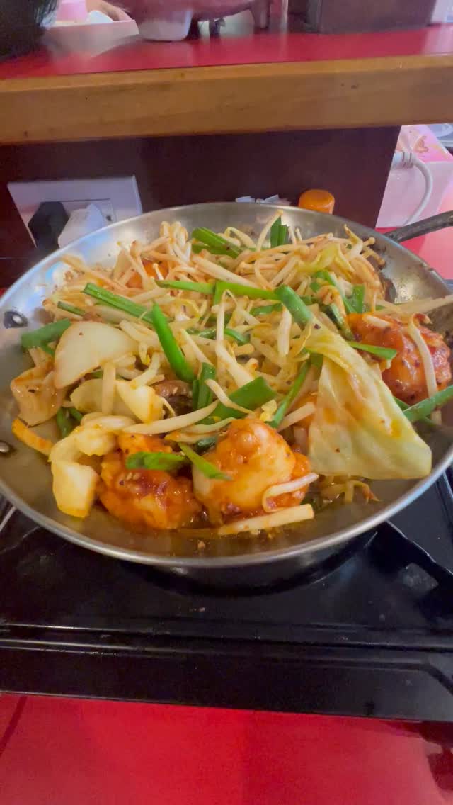 🌃バンコクの夜もだんだん肌寒くなってきましたね〜。こんな時は、ホルモン鍋で心も体も温まりませんか？🔥当店のオススメは「旨辛ホルモン鍋」！ジューシーな牛丸腸と新鮮野菜が自家製旨辛味噌ダレで絶妙に絡み合います🍲✨。この組み合わせ、ビールのお供に最高なんです！🍻

たったの299バーツで、この贅沢を味わえますよ。週末はぜひ足を運んで、カラダも心もポカポカにしてくださいね〜！🙂皆様のお越しをお待ちしております💛

           　

🌃เวลากลางคืนของกรุงเทพฯ ก็เริ่มเย็นลงเรื่อยๆ แล้วนะคะ แบบนี้ต้องลองมาอุ่นร่างกายและหัวใจกันด้วยหม้อไฟโฮルมอนกันไหม? 🔥 เมนูแนะนำของร้านเราคือ “หม้อไฟโฮลมอนรสเผ็ดอร่อย”! ไส้เนื้อวัวสุดฉ่ำกับผักสดใหม่เข้ากันได้อย่างลงตัวกับน้ำซอสมิโซะสูตรเผ็ดของทางร้าน 🍲✨ การจับคู่นี้เหมาะกับเบียร์ที่สุดเลยค่ะ! 🍻

ความฟินนี้ในราคาเพียง 299 บาทเท่านั้นเอง สุดสัปดาห์นี้ขอเชิญทุกท่านแวะมาสัมผัสความอุ่นทั้งกายและใจที่ร้านเรานะคะ 🙂 รอคอยการมาเยือนของทุกท่านเสมอค่ะ 💛

#バンコク居酒屋
#旨辛ホルモン鍋
#牛丸腸
#自家製味噌ダレ
#居酒屋メニュー
#忘年会
#新鮮野菜
#冬の味覚
#美味しいひととき
#週末ディナー
#温まる料理
#お財布に優しい
#ビールと相性抜群
#バンコクライフ
#居酒屋デート
#バリバリ亭
#オンヌット
#博多屋台