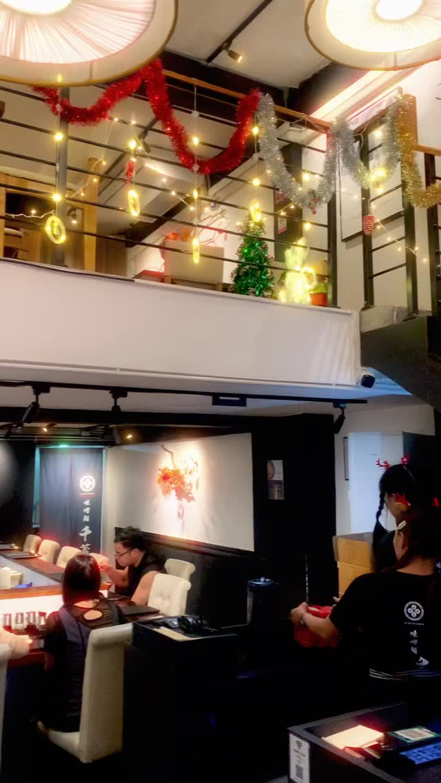 Christmas is coming 🎄🌟♥️

สัมผัสบรรยากาศของเทศกาลส่งท้ายปี แสงไฟ อากาศเย็น ๆ และราเม็งร้อน ๆ 🥰🍜

Warm up your Christmas spirit with a steaming bowl of Miso Ramen! 🍜🎄 The perfect winter comfort food.

クリスマスのお祝いに、当店自慢の味噌ラーメンをどうぞ! 🍜♥️

——————————————
Facebook:Miso Ramen Chikura bangkok 味噌千蔵バンコク
Instagram : miso_chikura_bkk

Branch,Contact and Time
🍜Phrompong (Sukhumvit 33/1)
082 551 0141 (TH-EN)
Open 11:00-22:00 Everyday

🍜YoungPlace (Sukhumvit 23)
064 630 0141 (TH-EN-JP)
Open 18:00-05:00 Mon-Sat (Sunday off)
+ Grab Food +Line Man
——————————————
#味噌ラーメン #ramen #christmastime #phromphong #misoramen #bangkok