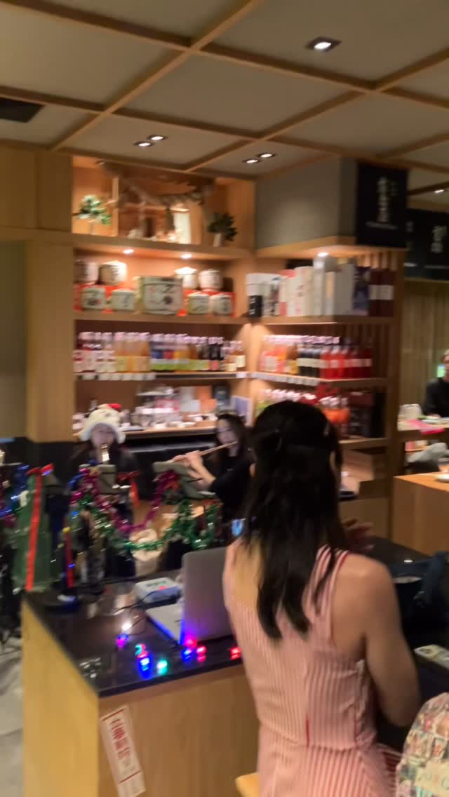 先日のEnsemble sakuraboxさんとのコラボデー、今回も大盛況でした！🎻🌸
なんと今回で5回目✨
毎回本当に楽しい時間をありがとうございます🍶🎶

Our recent collaboration day with Ensemble sakurabox was a great success once again! 🎻🌸
This marked our 5th time together ✨
Thank you, as always, for the wonderful moments and beautiful music 🍶🎶

งาน Collaboration Day กับ Ensemble sakurabox ครั้งล่าสุดผ่านไปอย่างคึกคักมาก 🎻🌸
และครั้งนี้ก็เป็นครั้งที่ 5 แล้ว ✨
ขอบคุณสำหรับช่วงเวลาที่แสนสนุกและเสียงดนตรีเพราะ ๆ ทุกครั้งนะคะ 🍶🎶

#折原商店バンコク 
#oriharashotenbangkok 
#japanesesake