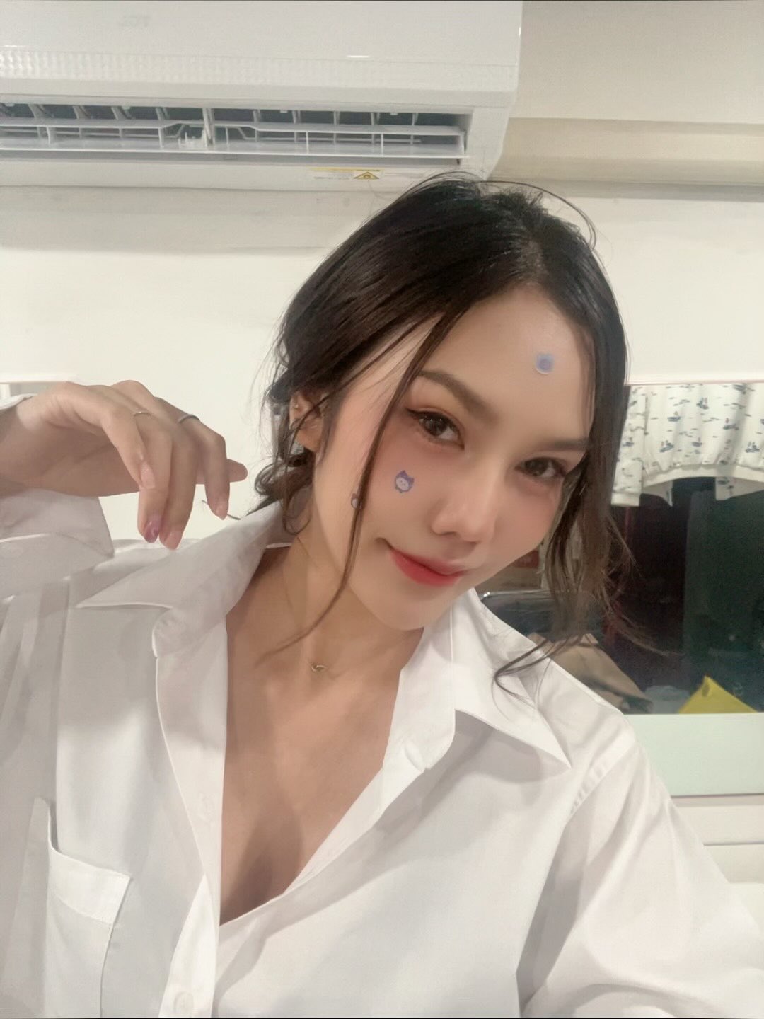 あっという間に12月も後半ですね👯‍♀️✨ 年末の楽しみ、忘年会シーズンがやってきました🎉✨ 忙しい毎日にひとくぎりをつけて、今年の思い出をみんなで楽しく振り返りませんか？ トンローソイ6に位置するTWENTY FOURで、最高にハッピーな夜を一緒に過ごしましょう🌟

私たちは団体様向けに、角・いいちこのボトルサービスもご用意しております🍶 素敵な仲間たちと美味しいお酒を楽しむパーティーにはピッタリのサービスです💃🕺

ご来店を心よりお待ちしています😘

#Bangkok
#バンコク
#トンロー
#カラオケバー
#ダーツ
#バンコク遊び
#コヨーテ
#曼谷夜生活
#卡拉OK