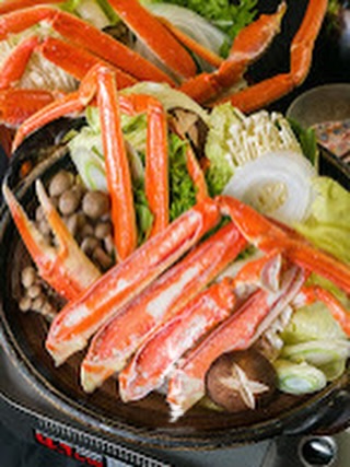 🦀ズワイ蟹すき鍋 | 2人前 2,580B⁺⁺ 

繊細な甘みを持つ北海道産ズワイ蟹を贅沢に使用。 旨みが溶け込んだ出汁で味わう、冬に嬉しい一品です。

-————————
🦀หม้อไฟสุกี้ยากี้ปูซูไว | สำหรับ 2 ท่าน 2,580 บาท⁺⁺

ใช้ปูซูไวจากฮอกไกโดที่มีรสหวานละมุนอย่างพิถีพิถัน
เพลิดเพลินกับความอร่อยในน้ำซุปที่ซึมซับความหวานและความอูมามิของปู
เมนูพิเศษที่เหมาะสำหรับฤดูหนาว

-————————
🦀Snow Crab Sukiyaki Hot Pot | For 2 persons 2,580B⁺⁺

Made with premium Hokkaido snow crab, known for its delicate natural sweetness.
Enjoy a comforting winter dish, simmered in a savory broth infused with rich crab flavor.

*-*-*-*-*-*-*-*-*-*-*-*-*-*-*-
📝 For Menu and Order, 
contact us on LINE!
＠shakarich
*-*-*-*-*-*-*-*-*-*-*-*-*-*-*-*-

🍴SHAKARICH
📍Shilom Surawong
🕚11:00-Late
📞02-086-7898
🚪15 Private Rooms
(From 2P up to 20P)
🅿️Charn Issara Tower 1
🚄4 min walk from BTS Sala Deang

📍Thonglor Soi 14
🕚11:00-late
📞02-045-4032
🚪12 Private Rooms
(From 2P up to 22P)
🅿️Thonglor13 Home Place

📱097-053-9928
(Japanese)

#ズワイ蟹 #SnowCrab #ปูซูไว #すき鍋 #Sukiyaki #หม้อไฟญี่ปุ่น #和食 #JapaneseFood #BangkokEats #Shakarich#Thonglor#Surawong