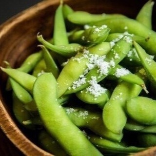 「今日は和食の魅力を再発見する絶好のチャンスです！🌸 当店特製の枝豆をお試しください。優しい甘みとほんのり塩味が、思わず手を止められないおいしさを約束します✨ 枝豆だけでなく、心を込めて準備した季節のメニューもお楽しみに。もちろん、ビールとの相性も抜群で、あなたの食卓が更に華やかになりますよ🍺 友人やご家族と一緒に、心温まるひとときをお過ごしください。ご来店を心よりお待ちしております🎋

#和食の魅力
#枝豆
#日本の味
#ビールのお供
#おうちごはん
#居酒屋気分
#幸せスナック
#旬の味覚
#手作り料理
#伝統料理
#家庭の味
#和食専門店
#美味しい時間
#お酒と一緒に
#和食デート
#食欲の秋
#乾杯
#季節の料理
#シェアプレート
#おいしいひととき
#和食好き
#ホッとする味
#笑顔の食卓
#居心地の良い場所
#風味豊かな時間
#おもてなし
#心からのサービス