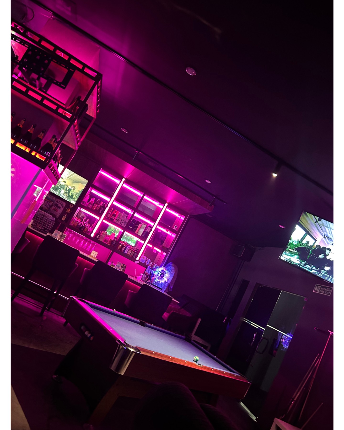 ✨今夜の素敵なプランはお決まりですか？✨

私たちのバーは、ダーツ🎯やビリヤード🎱を楽しみながら、美味しいドリンクでリラックスできる場所。カラオケ🎤も完備しているので、思わず歌いたくなる夜も大歓迎です！友人と一緒に盛り上がるもよし、おひとりでゆったりと自分の時間を楽しむのもよし、どんな時でもお待ちしております🍹

美味しいお酒と共に、素晴らしい夜を過ごしましょう！皆さんのご来店を心よりお待ちしております✨

乾杯して、最高の夜を過ごしませんか？🍻🌙

✨Have you decided on a wonderful plan for tonight?✨

Our bar is a place where you can relax with delicious drinks while enjoying darts🎯 and billiards🎱. We also have karaoke🎤, so nights when you just feel like singing are very welcome! Whether you want to have fun with friends or spend a relaxing time alone, we are always waiting 

Let's spend an amazing night with delicious drinks! We sincerely look forward to your visit✨

Shall we make a toast and have the best night?🍻🌙

#おしゃれバー
#遊べるバー
#ダーツ
#ビリヤード
#カラオケナイト
#美味しいカクテル
#リラックスタイム
#三連休計画
#バー好き
#楽しい夜