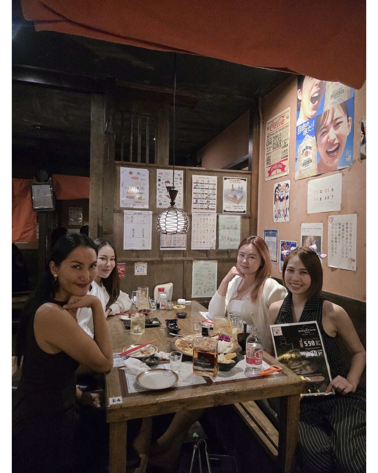 ทุกท่าน ขอบคุณมากสำหรับเมื่อคืนนี้ ด้วยความกรุณาของทุกท่าน ร้านของเราได้รับการมาเยือนจากลูกค้ามากมาย ทำให้เป็นสุดสัปดาห์ที่คึกคักมาก หากกิจกรรมสุดสัปดาห์ทำให้ทุกท่านพึงพอใจ เราก็รู้สึกยินดีอย่างยิ่ง เราจะยังคงให้ความสำคัญกับบรรยากาศที่อบอุ่น และพยายามมอบช่วงเวลาที่ดีที่สุดให้กับทุกท่านต่อไป

ว่าแล้ว อาทิตย์หน้าก็เช่นกัน พวกเราทุกคนตั้งตารอที่จะได้พบกับทุกท่านอีกครั้ง ไม่ว่าจะเป็นเวลาสนุกกับเพื่อนๆ งานเลี้ยงฉลองเล็กๆ หรือดินเนอร์ธุรกิจสำคัญ ร้านของเราพร้อมรองรับทุกโอกาสอย่างลงตัว ครั้งหน้ามา "ทองหล่อโยโกะโจ" ดื่มฉลองด้วยกันอีกสักรอบไหม พนักงานทุกคนเฝ้ารอการมาเยือนของทุกท่านด้วยใจจริง

##thongloryokocho  #thonglor #japaneseizakaya  #トン横 #トンロー横丁 #bangkoknightlife #居酒屋 #小酒館  #이자카야 #이자카야맛집