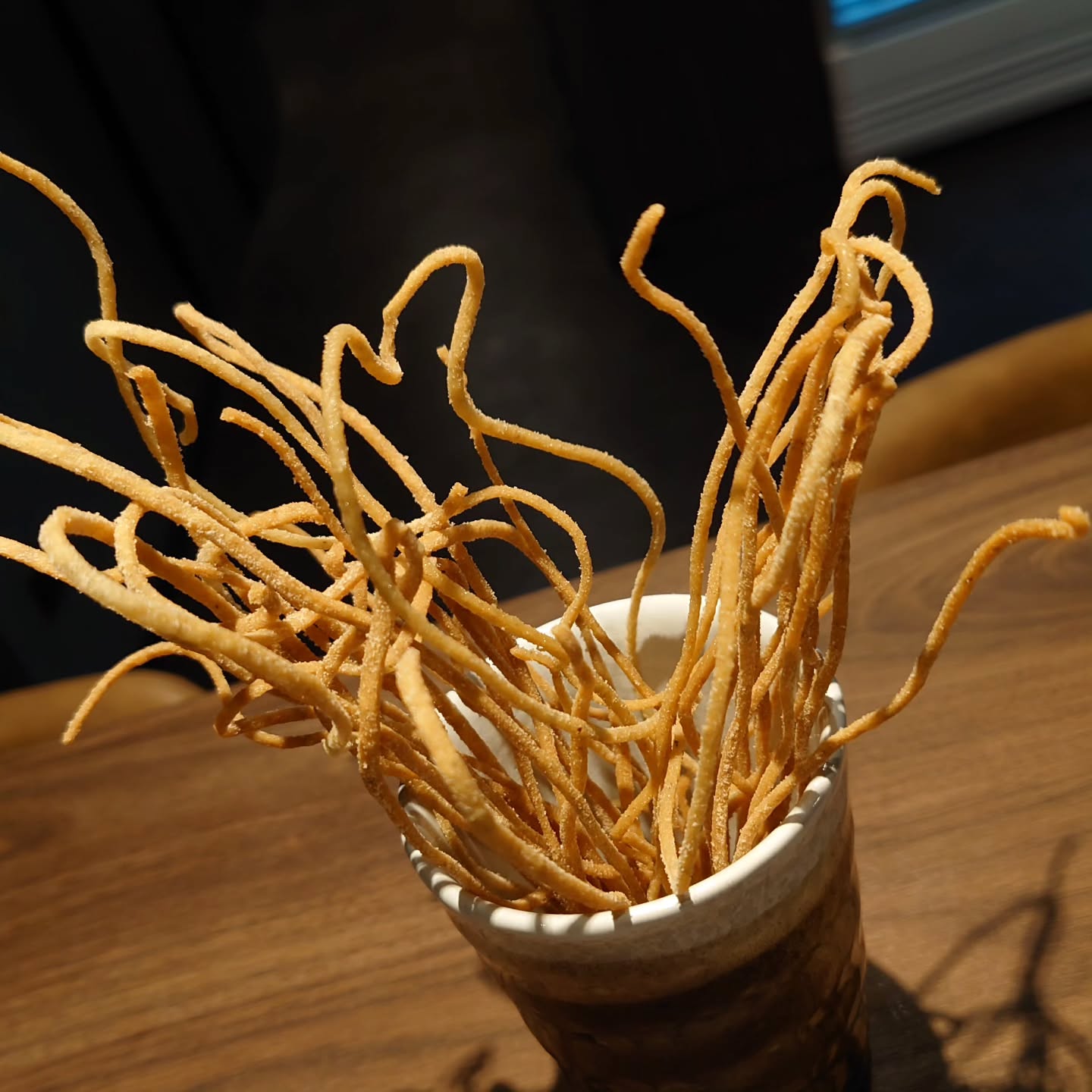 銀行アプリを更新したら、店舗行って有効化させてくださいとか表示されて使えなくなった、KaneHisaです

おつまみ揚げ蕎麦100B
麺を揚げて塩振っただけ…めちゃめちゃシンプルだけど
なぜだか止まらない…気がつけば器の中まで探ってる(笑)
平打ち麺を使って作ることが多いけど、中細とかになることもアルヨ
それぞれ麺のサイズで食感も変わるから色々楽しんでみてね〜

#kanehisa 
#手打ち蕎麦 
#bangkok 
#โซบะ 
#揚げ蕎麦 
#蕎麦前 

ちなみに慌ててパスポート持って行ったら(表示画面に書いてあった)、通帳ないとあかんで撃沈…
通帳必要ならそう書いてよ～