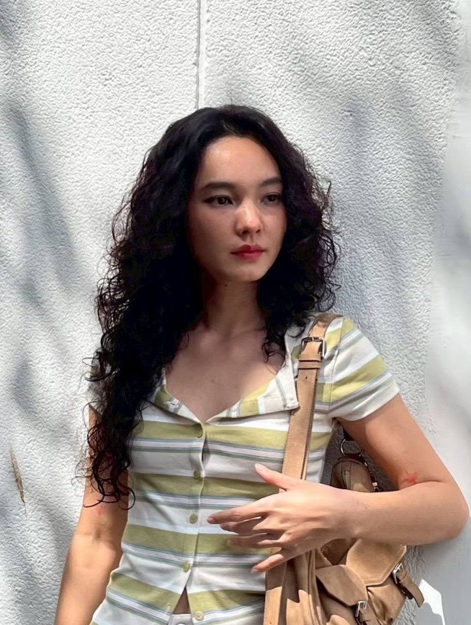 “ดัดผมลอนสวยเท่าไหร่ก็ยังไม่พอ ถ้าลอนนั้นไม่เหมาะกับคุณ ร้านของเราจึงใส่ใจรายละเอียดทุกขั้นตอน ตั้งแต่การวิเคราะห์เส้นผม โครงหน้า ไปจนถึงการเลือกลอนที่ช่วยเสริมบุคลิก ลอนที่ได้จึงทั้งสวยและเท่แบบมีเอกลักษณ์ ทำให้คุณรู้สึกว่า ‘นี่แหละ…ลุคที่ใช่’ ทุกครั้งที่มองกระจก”🪞👩🏻‍🦱

Stylist :   AIRY @airy_bellotonagami 

FB :  BELL Otonagami  salon

Tel :      020003001
LINE :   @skk6845h
Business hours :   9AM〜9PM

Please feel free to contact us/お気軽にお問合せください☺️

#Bellotonagami #Bellotonagamisalon #AirTouchHighlight #BeigeHair #ไฮไลท์แอร์ทัช #ทำสีผม #ผมมีมิติ #สีผมขับผิว#HairColor #ร้านทำผม #ทำผมผู้หญิง #ดัดผมสวย #ดัดลอนธรรมชาติ #salonthailand #hairthailand #salonstyle #haircurl #curlyhairstyle #hairstylistthailand #ผมลอนสไตล์ร้าน