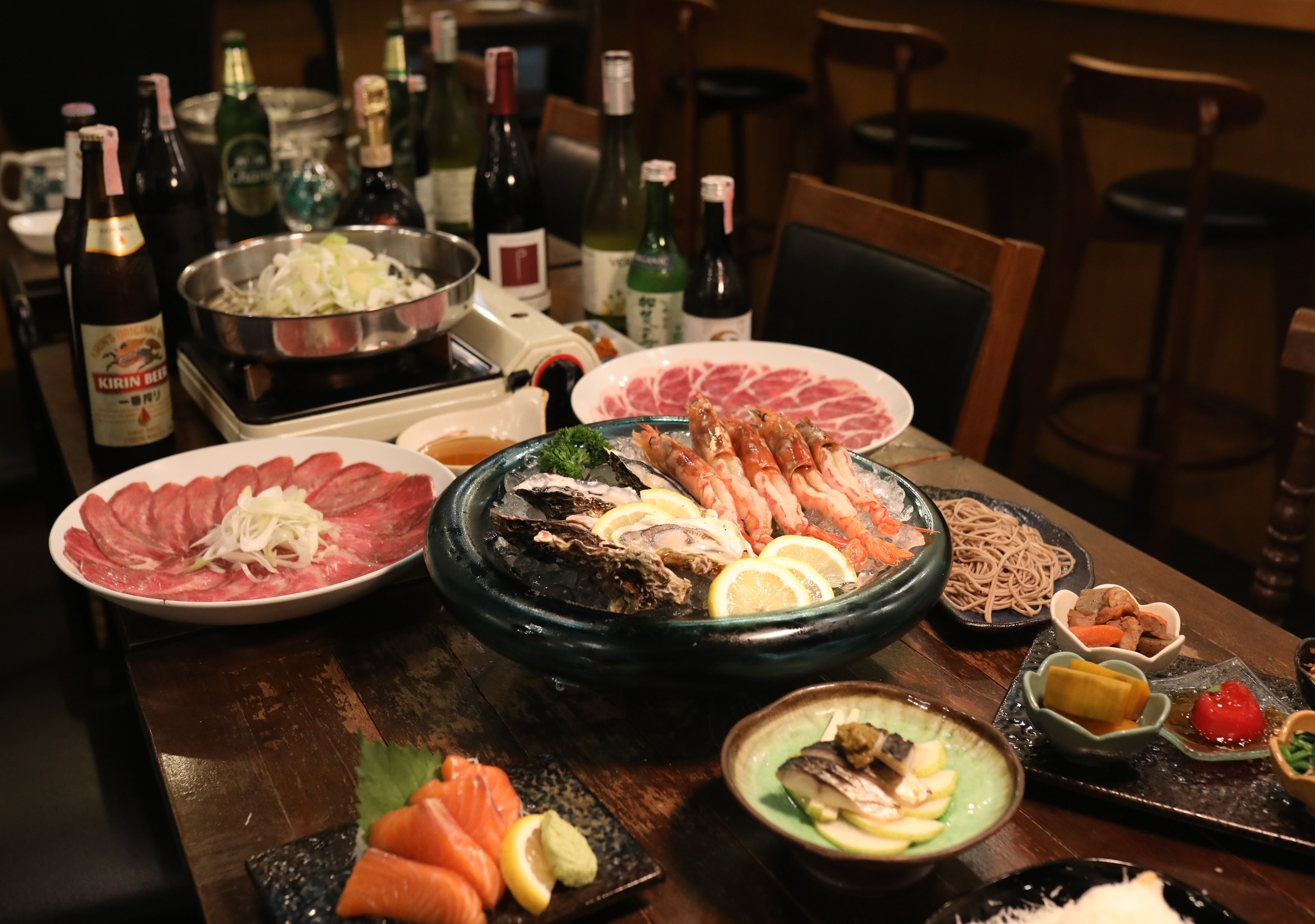 12月の年末は忙しいけれど、そんな時こそLABURIのしゃぶしゃぶ！美味しい出汁で心も体もぽかぽかになりましょう🍲✨

会社の同僚と過ごす忘年会、友人を誘っての女子会、さらには新しい出会いを求めるコンパなど、どんなシーンにもぴったりです🥂。お楽しみいただくだけでなく、楽しい思い出と絆が深まること間違いなし🌈。

特別な食べ放題メニューもご用意しておりますので、。ご予約はお早めに📞。皆様のご来店を心よりお待ちしております。

さあ、この年末はLABURIで心暖まるひとときをお過ごしください😊

The year-end in December is busy, but that's exactly when you should enjoy LABURI's shabu-shabu! Warm your heart and body with our delicious broth 🍲✨

Whether it's a year-end party with colleagues, a girls' night out with friends, or even a mixer to meet new people, it's perfect for any occasion 🥂. Not only will you have a great time, but you're sure to make wonderful memories and deepen your bonds 🌈.

We also have a special all-you-can-eat menu prepared, so please make your reservations early 📞. We sincerely look forward to your visit.

Come and spend a heartwarming time at LABURI this year-end 😊

แม้จะยุ่งกับช่วงสิ้นปีในเดือนธันวาคม แต่ก็ต้องมากินชาบูชาบูของ LABURI ในช่วงเวลานี้! มาอุ่นทั้งหัวใจและร่างกายกับน้ำซุปแสนอร่อยกันเถอะ🍲✨

ไม่ว่าจะเป็นงานเลี้ยงส่งท้ายปีเก่ากับเพื่อนร่วมงานในบริษัท ปาร์ตี้ผู้หญิงกับเพื่อนสาว หรือแม้แต่คอมปาที่มองหาโอกาสพบปะผู้คนใหม่ ๆ รับรองว่าเหมาะกับทุกสถานการณ์🥂 ไม่เพียงแต่จะสนุกสนาน ยังได้สร้างความทรงจำดี ๆ และกระชับความสัมพันธ์ยิ่งขึ้นอย่างแน่นอน🌈

เรายังมีเมนูบุฟเฟ่ต์พิเศษเตรียมไว้ให้ด้วย กรุณาสำรองที่นั่งล่วงหน้า📞 พวกเราทุกคนรอคอยการมาเยือนของทุกท่านด้วยใจจริง

เอาล่ะ มาใช้เวลาช่วงปลายปีนี้ให้อบอุ่นใจที่ LABURI กันนะคะ😊