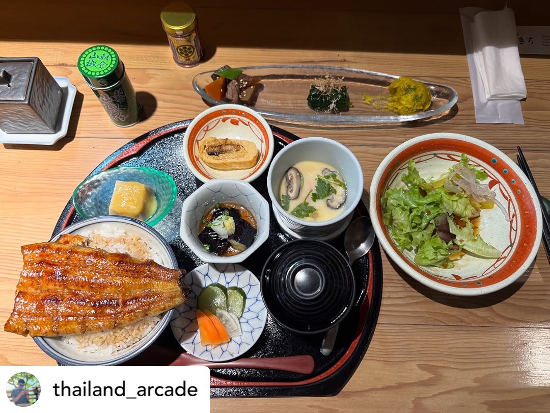 Thank you for your support @thailand_arcade 

 #啊姆啊姆#20251115
上個禮拜才被vincent推薦這間鰻魚飯是日本人最喜歡吃的餐廳
結果上個週末沒開於是看好這週六一開門就去吃一天限定15份的午間套餐
看到師傅把扇子插在後背上在廚房裡走來走去莫名喜感
但還是覺得還是花岡略勝一籌
不過套餐裡的芝麻豆腐配柚子醬很特別很好吃！
吃完從飯店走出來還巧遇勞董的朋友真的是有夠扯

ขอบคุณที่สนับสนุนร้าน Unakichi Thailand มากๆ ค่ะ Unakichi ยังมีเมนูน่าทานจากปลาไหลญี่ปุ่นแท้  และวัตถุดิบอื่นๆ ที่เราคัดสรรส่งตรงจากญี่ปุ่น 🇯🇵 สามารถสอบถามเพิ่มเติมจากพนักงานที่หน้าร้านของเราได้ค่ะ 🙇🏻‍♀️🙏🏻 

Booking or more information:
🔸 Line: @unakichi.th or click >> https://lin.ee/clzYMan
☎️ Tel: 098 104 0010

#unakichi #unakichithailand #unakichibkk