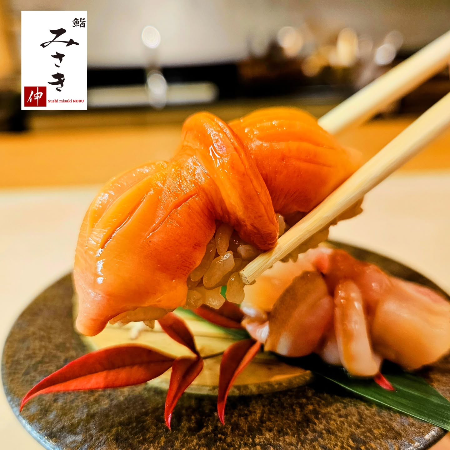 【Sushi that bows to the past, yet winks at the present】
▷▶︎▷LINE→@sushimisakinobu▶▷

今回ご紹介するのは
旬の【赤貝】でございますっ！

貝もおいしい季節！
コリコリの食感と磯の香り…
赤貝でしか堪能できないお味でございます！

その他も最高の旬のものをご用意しております!!

ご来店はもちろん
ケータリングやデリバリーも
お客様のご希望に応じて
ご対応させていただいております！

是非ともお気軽にご連絡くださいませ!!

Location: 
50 GMM Grammy PLACE, Sukhumvit 21 Rd. (Asoke), Khlongtoeinuea,Wattana, Bangkok 10110, Thailand

Sushi Misaki Nobu (GMM grammy place BF1)
chef 【NOBU】

Reservation: 
Sushi Misaki Nobu/062-495-2386

Dine-in time: 
12:00-lunch time open
17:00-dinner time open
※anytime customer choose reservation time
close 22:00
close every Monday

menu:
1.standard course 4000THB
2.special course 6000THB
3.Premium course 8000THB

#sushimisaki
#sushimisakinobu
#鮨みさき
#鮨みさき伸
#バンコク
#おまかせ
#Bangkok
#omakase
#sushi
#鮨
#寿司
#タイ
#Thailand
#デート
#接待