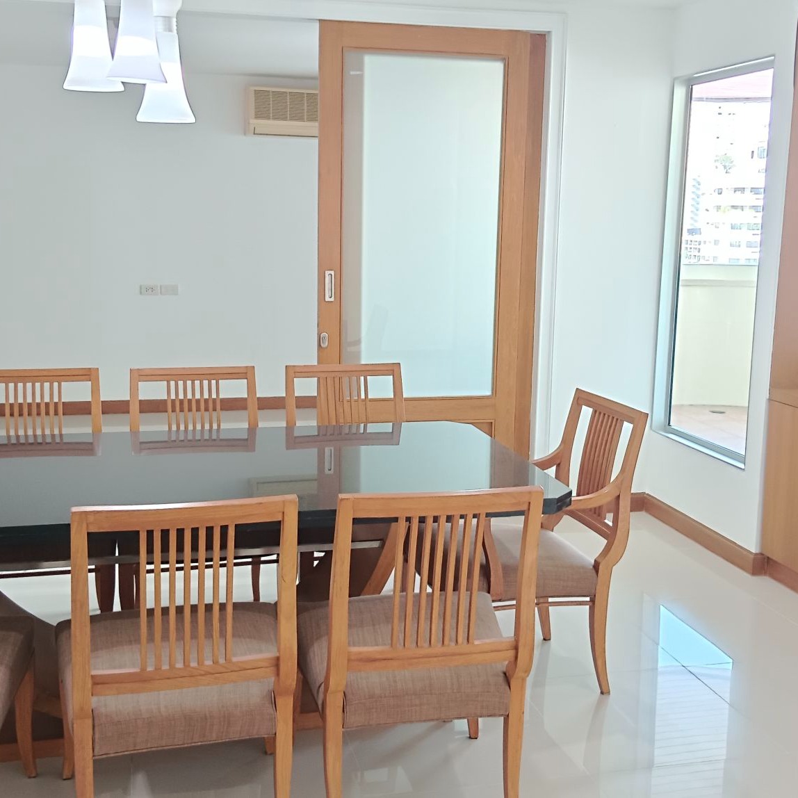 🌟バンコクでのお住まいをお探しの方に朗報です！スクンビット31に位置するBangkok View Towerでは、広々とした3ベッドルーム、250㎡のお部屋が空いております。月々の家賃は120,000バーツで、人気の高い物件であまり空き情報が出て来ませんので、この機会をお見逃しなくご検討を🌟

この物件は、日本人入居者が少ないため、現地の雰囲気を味わいたい方にはぴったりです。広々とした室内空間は、大きなお子様がいるご家庭でも安心してお住まいいただけます🏢🛋️

また、徒歩圏内には新しくオープンしたデパート「エムスフィア」があり、お買い物や食事にも非常に便利な立地です。日常の暮らしを豊かにする環境が整っています🛍️🥢

気になる方はぜひ、詳細情報や内覧についてお気軽にお問い合わせください。

#バンコク生活
#賃貸物件
#スクンビット31
#ファミリー向け
#デパート近く
#広々とした空間
#異文化交流
#新しい生活
#住まいの選択
#バンコク不動産
#海外生活
#便利な立地
#家族向け物件
#お買い物便利
#豪華な物件
#快適な生活
#都会のライフスタイル
#新しいホーム
#ゆとりある暮らし
#賃貸
#広々空間
#家族向け
#空室情報
#紅樹株式会社