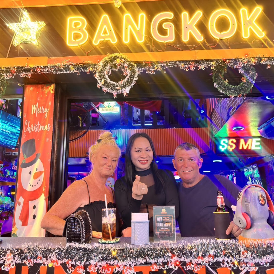 Monday, but make it Christmas 🎄✨
Festive drinks, good music and cozy vibes tonight at Orange Bar.
📍 Sukhumvit 11/1

วันจันทร์ แต่ขอเป็นฟีลคริสต์มาส 🎄✨
เครื่องดื่มฟีลเทศกาล ดนตรีดีๆ และบรรยากาศอบอุ่นที่ Orange Bar คืนนี้
📍 สุขุมวิท 11/1

#OrangeBar #OrangeBarBangkok #BangkokNightlife #Sukhumvit11 #BangkokBars #MondayVibes #ChristmasMood #BangkokParty #ThailandNightlife #บาร์กรุงเทพ #สุขุมวิท11