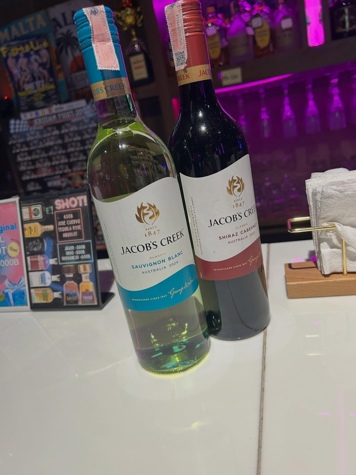 皆様、今年もお疲れ様でした✨いよいよ年末ですね。今年も残りわずかですが、当バーでは特別な時間をご用意しております！ワイン好きのお客様へ感謝の気持ちを込めて、ご来店の皆様にワイングラス一杯をサービスさせていただきます😊白ワインか赤ワイン、お好みの一杯をお選びください。美味しいワインと共に、素敵なひとときをお過ごしください🍷

今年の思い出を語り合いながら、新しい年に向けて乾杯しましょう🥂温かい雰囲気の中で、皆様のご来店を心よりお待ちしております。また、特別なカクテルやおつまみも多数ご用意しておりますので、ぜひお楽しみください！皆様の笑顔にお会いできることを、スタッフ一同楽しみにしております🎶

#バー
#ワイン
#ワイン好き
#年末
#乾杯
#ありがとうございます
#感謝
#プレゼント
#白ワイン
#赤ワイン
#お酒好き
#楽しい時間
#特別な時間
#新年準備
#思い出作り
#ご来店お待ちしております
#予約受付中
#楽しいひととき
#お気に入りの場所
#スタッフ一同お待ちしております
#癒しの空間
#乾杯の瞬間
#ワイングラス
#特別なサービス
#年末の楽しみ
#美味しいワイン
#最高の時間を
#今だけ
#みんなで乾杯