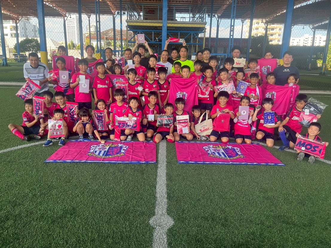 【親子クリニック】⁡
⁡
12/20(土)、🎅ゲーム祭🎄
スクール生、スクール兄弟、お父さんお母さん、52名がミニゲームに参加してくれました。
3コートでミニゲームと🌸セレッソグッズくじ引き🌸

プレゼント内容は
ユニフォーム、バッグ、リュック、タオル、キーホルダー、ストラップ、ノート、トミカのセレッソバス、サイン、ステッカーなどなど。カッコいい、かわいいセレッソグッズが盛りだくさん✨

たくさんの素敵な笑顔が溢れて最高でした✨

⁡
無料体験実施中です！
詳しくはプロフィールからHPへ🌸

#セレッソ大阪 #セレッソ大阪バンコク校 #サッカー #タイ #バンコク バンコク在住 バンコク生活 バンコク子育て サッカースクール 初心者大歓迎 海外サッカー タイ駐在 タイ生活 thailand bangkok cerezo cerezoosaka followｍe football 止める蹴る